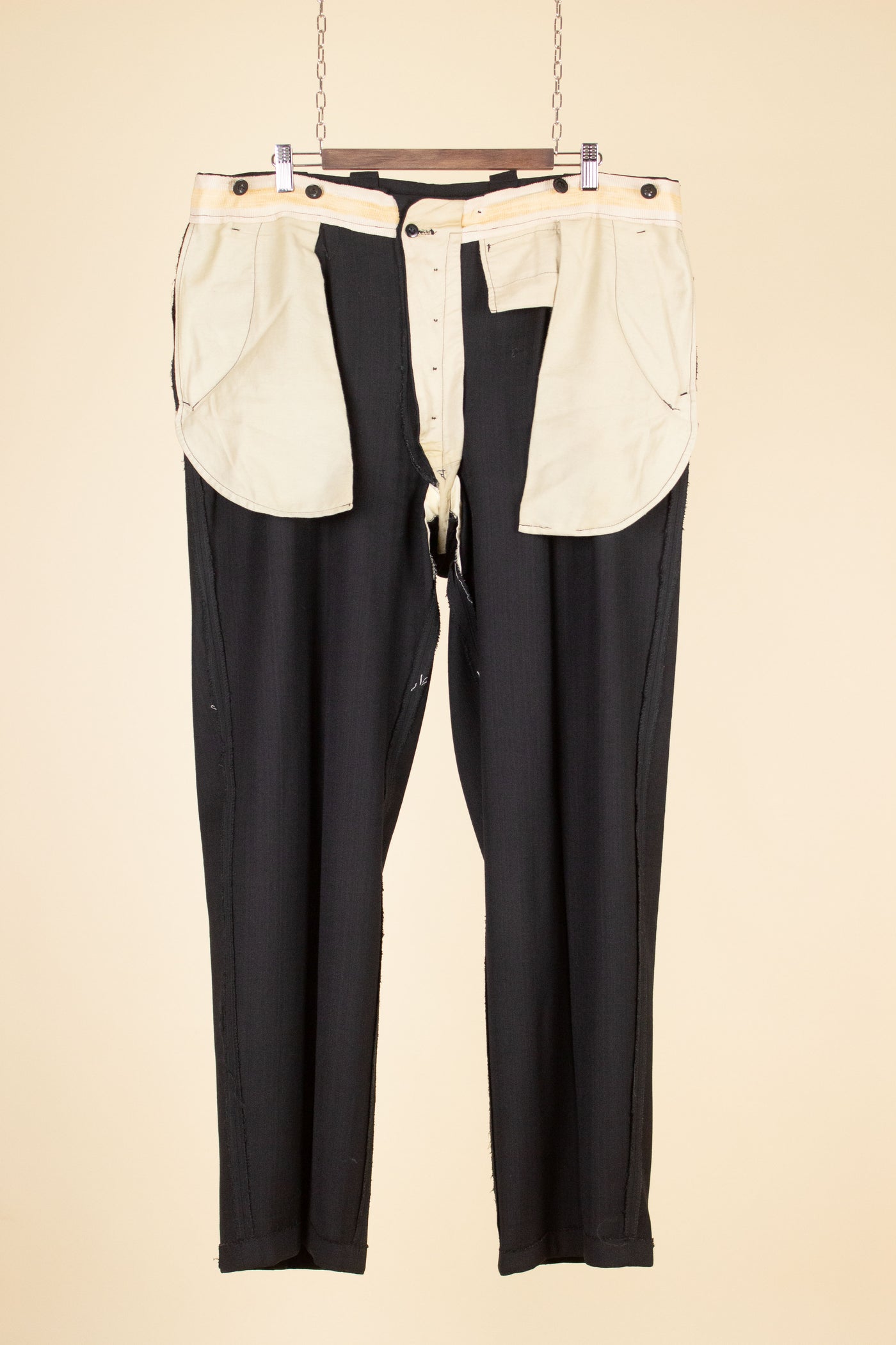 SWEDISH 1940s DARK GREY TWO PIECE SINGLE BREASTED SUIT. SIZE CA EU 54-56