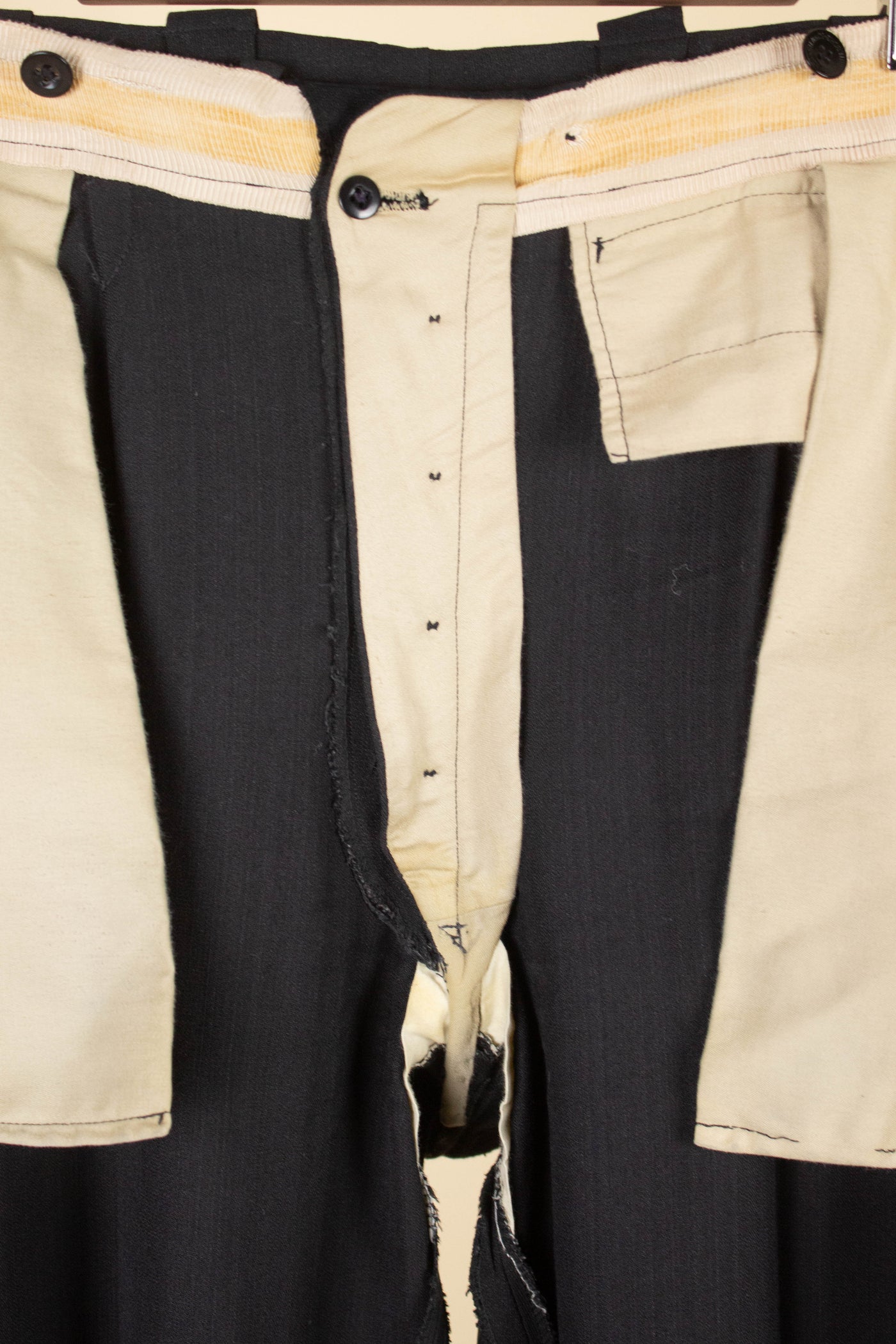 SWEDISH 1940s DARK GREY TWO PIECE SINGLE BREASTED SUIT. SIZE CA EU 54-56