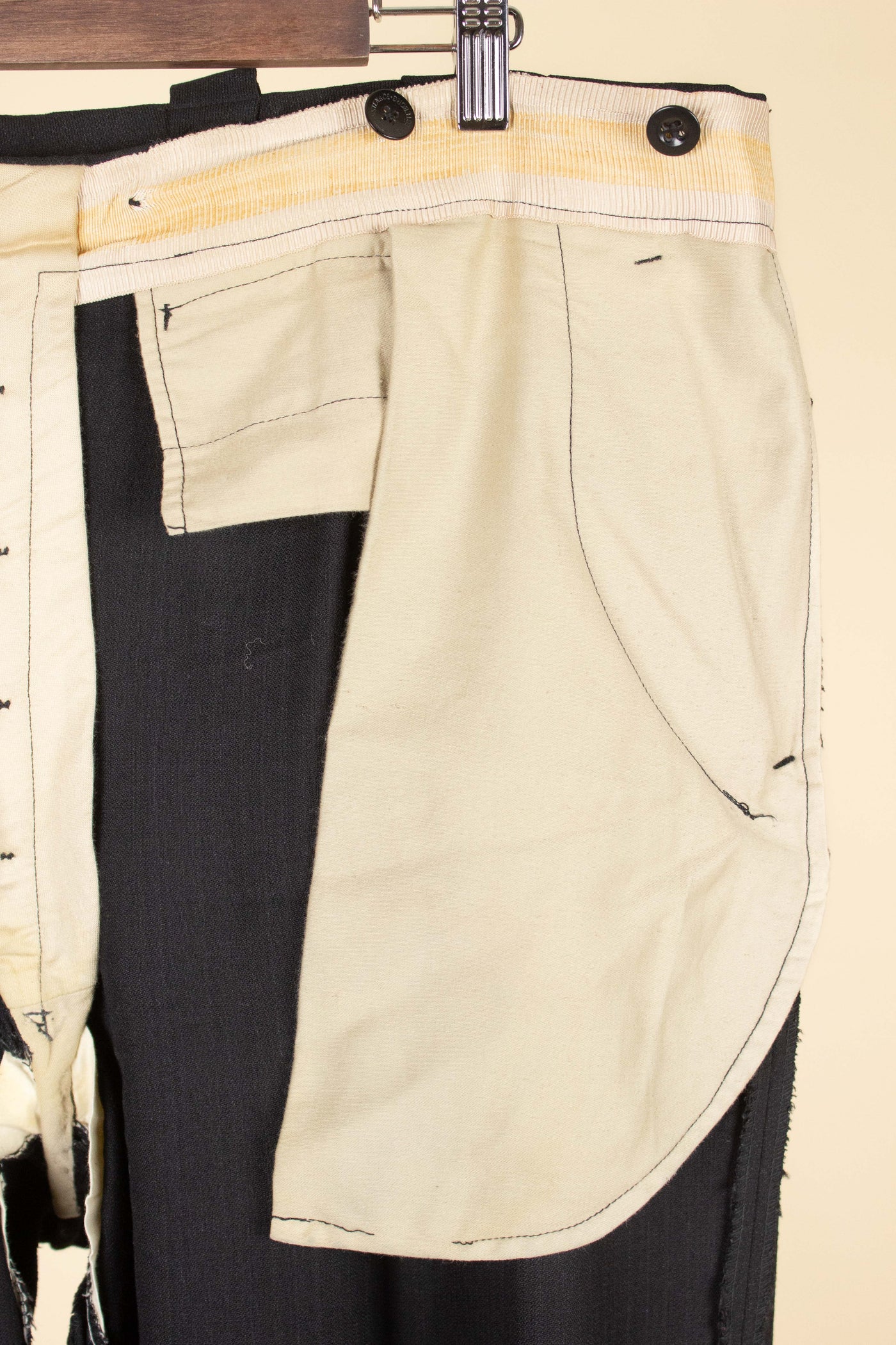 SWEDISH 1940s DARK GREY TWO PIECE SINGLE BREASTED SUIT. SIZE CA EU 54-56
