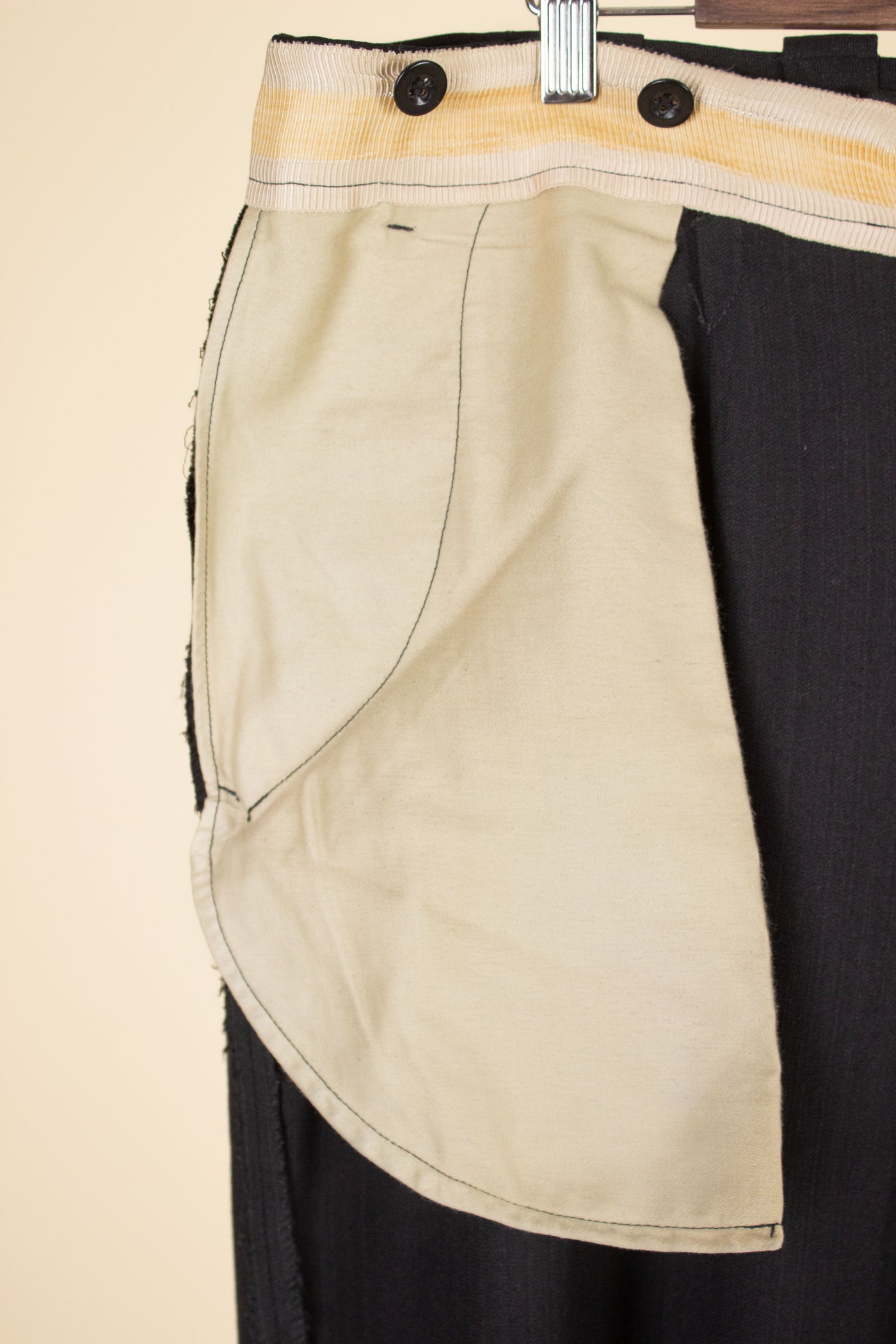 SWEDISH 1940s DARK GREY TWO PIECE SINGLE BREASTED SUIT. SIZE CA EU 54-56