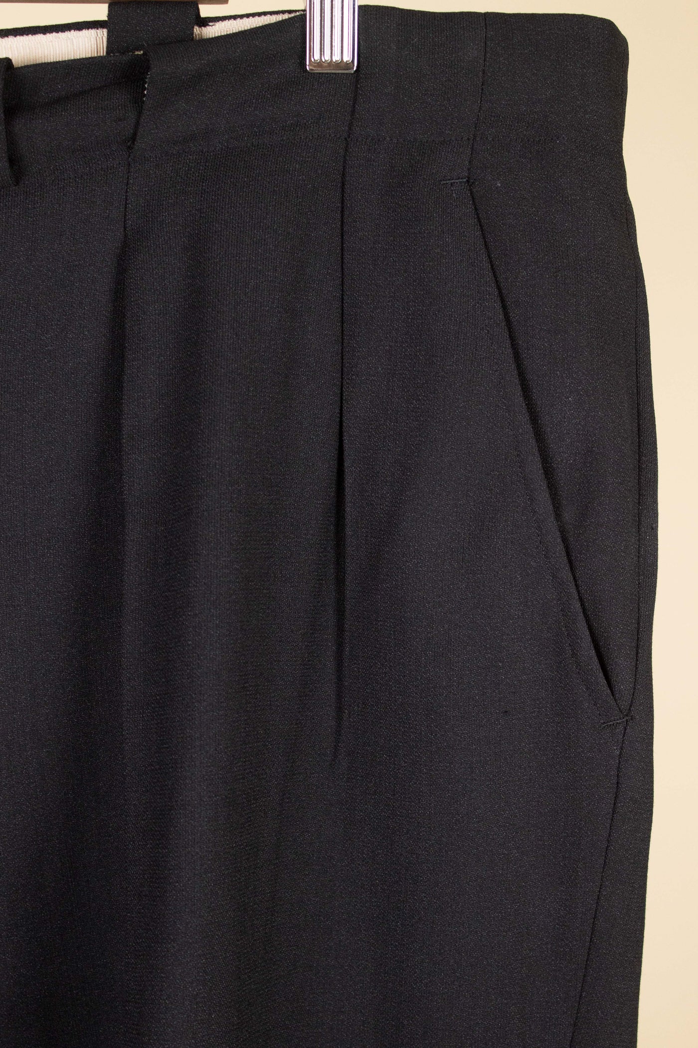 SWEDISH 1940s DARK GREY TWO PIECE SINGLE BREASTED SUIT. SIZE CA EU 54-56