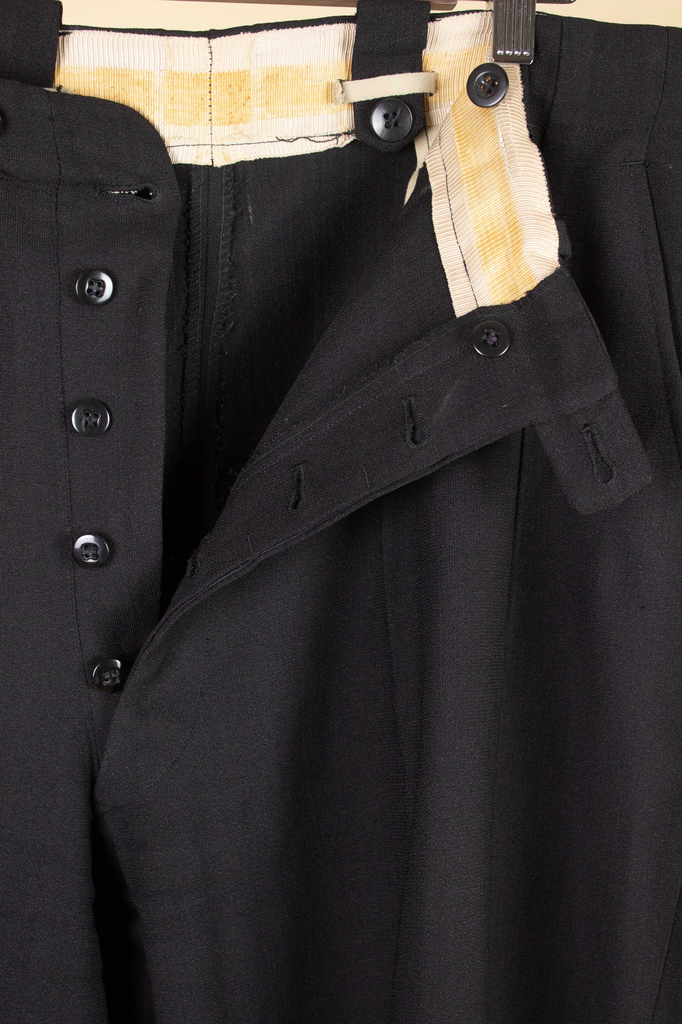 SWEDISH 1940s DARK GREY TWO PIECE SINGLE BREASTED SUIT. SIZE CA EU 54-56