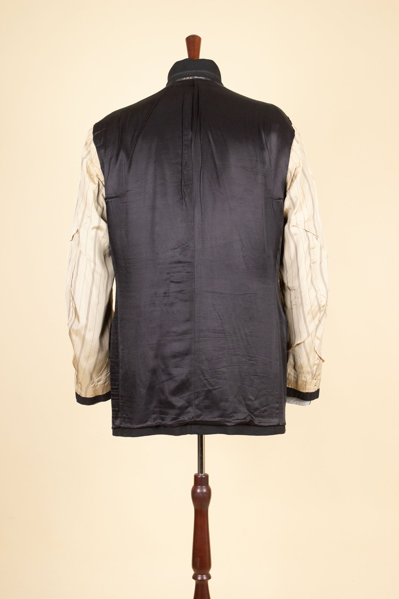 SWEDISH 1940s DARK GREY TWO PIECE SINGLE BREASTED SUIT. SIZE CA EU 54-56