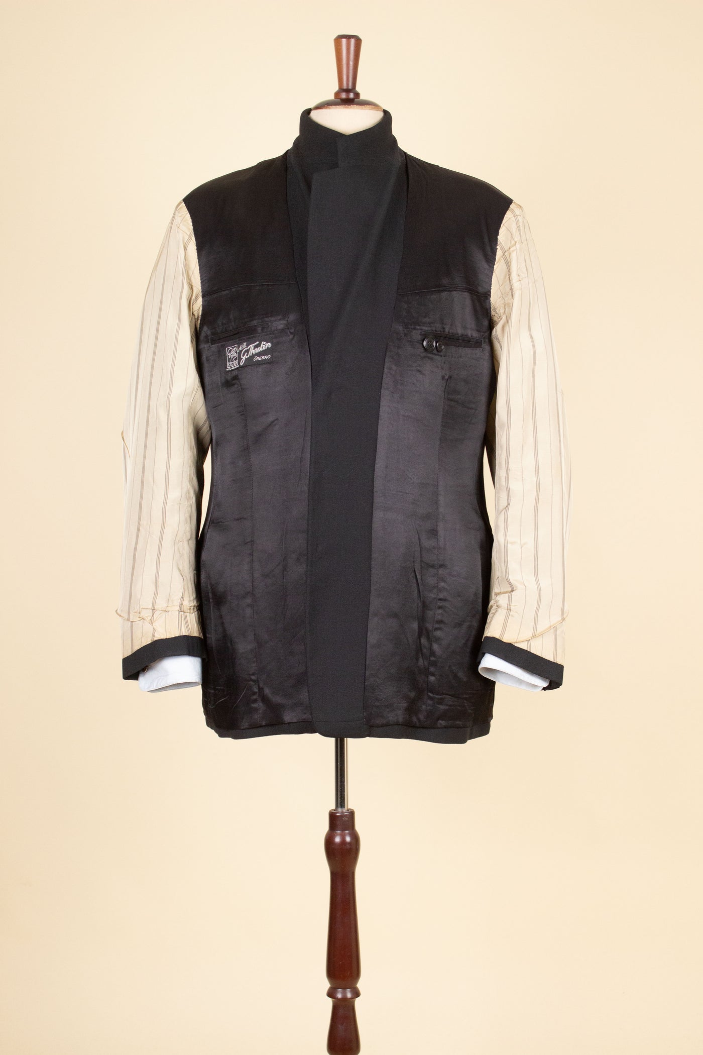 SWEDISH 1940s DARK GREY TWO PIECE SINGLE BREASTED SUIT. SIZE CA EU 54-56