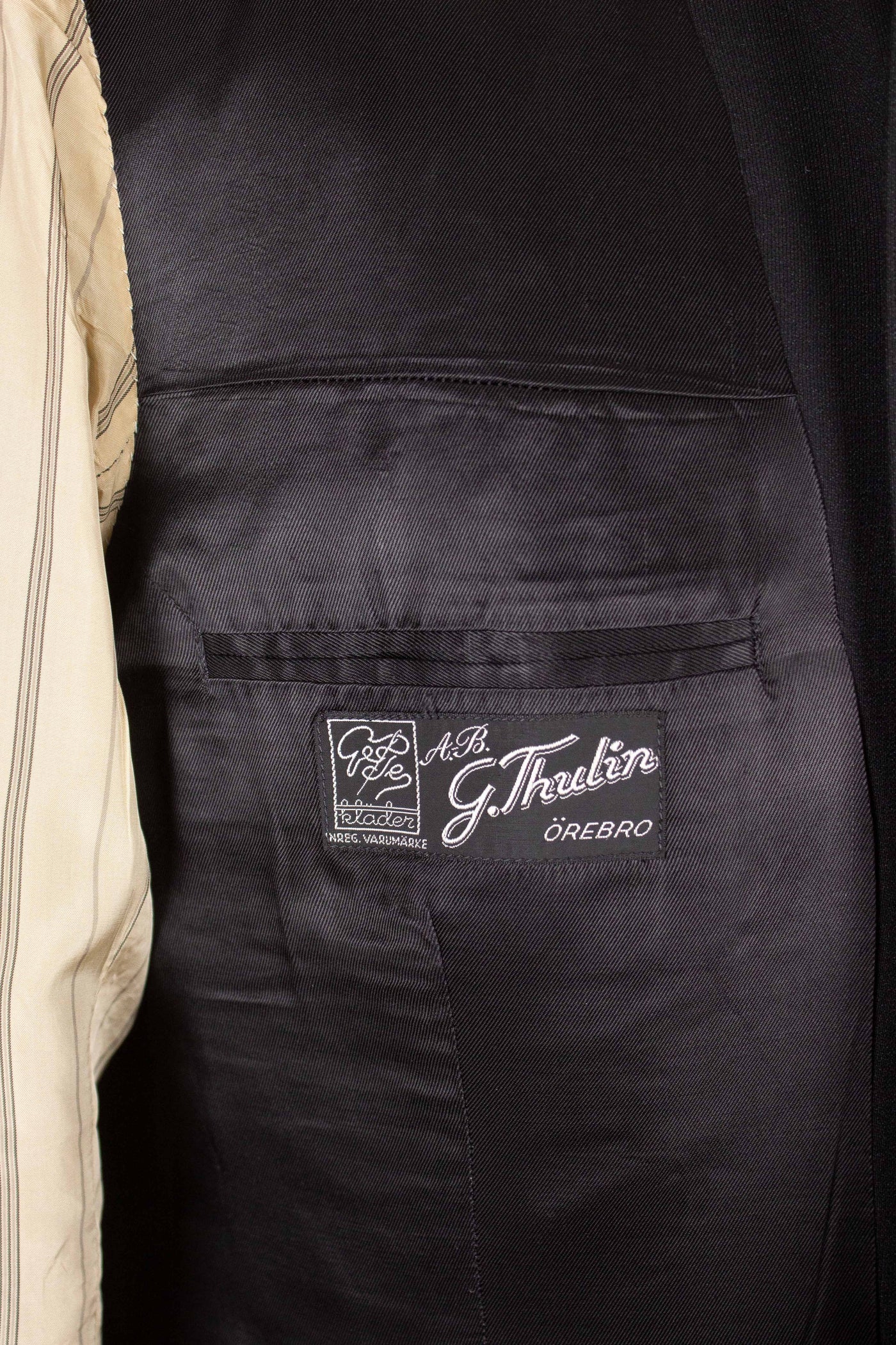SWEDISH 1940s DARK GREY TWO PIECE SINGLE BREASTED SUIT. SIZE CA EU 54-56