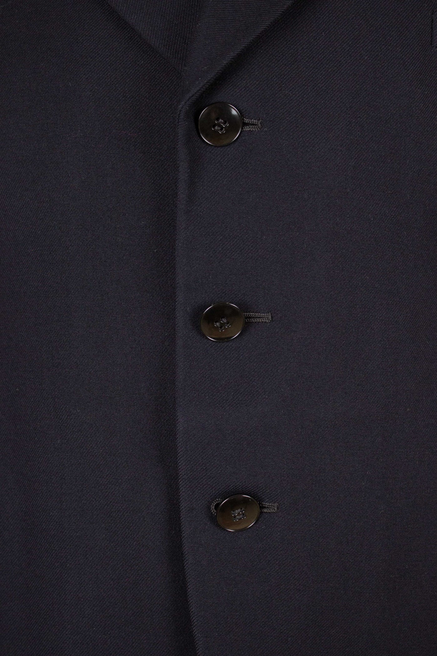 SWEDISH 1930S DARK BLUE THREE PIECE SINGLE BREASTED PEAK LAPEL SUIT. SIZE CA EU 46-48