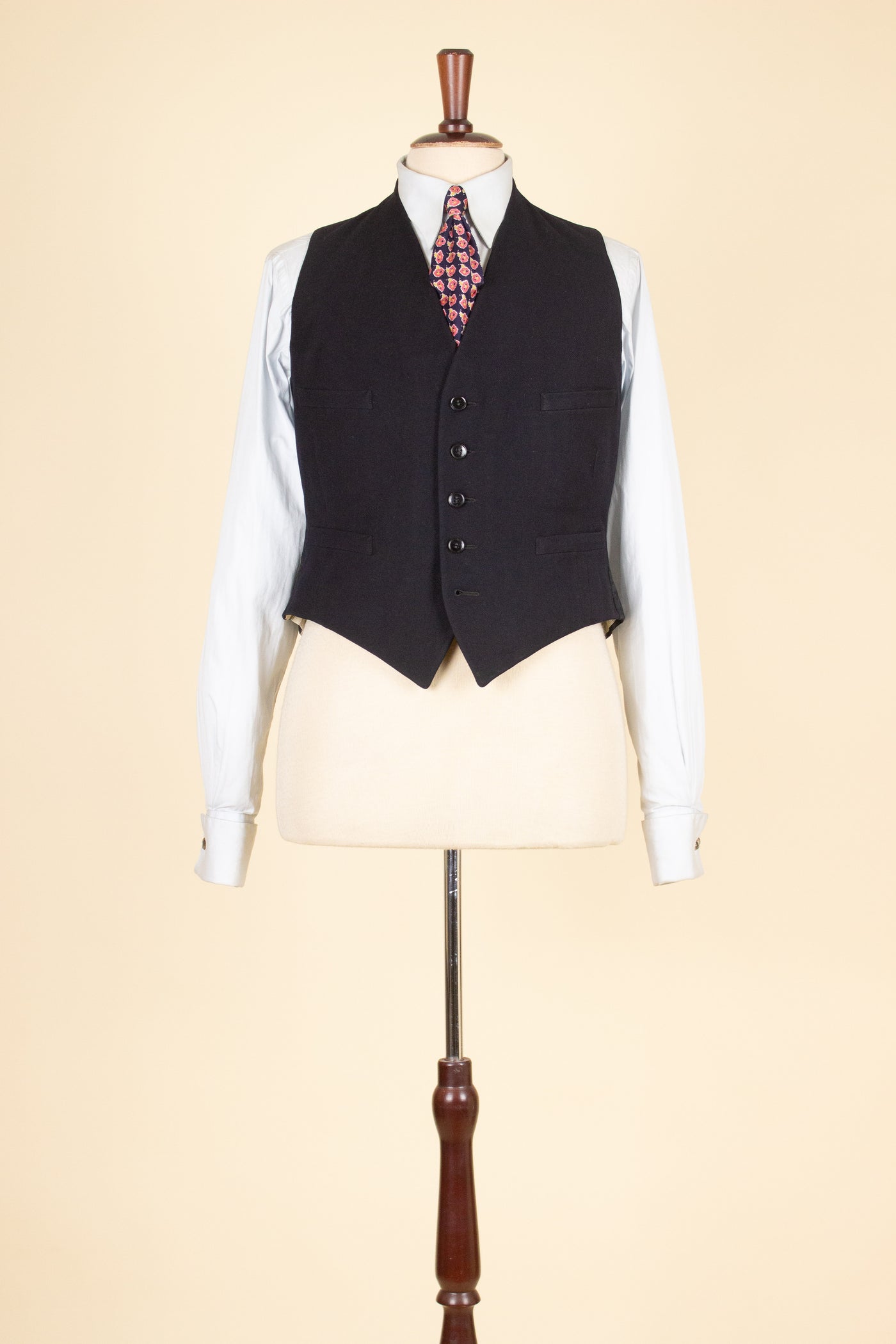 SWEDISH 1930S DARK BLUE THREE PIECE SINGLE BREASTED PEAK LAPEL SUIT. SIZE CA EU 46-48