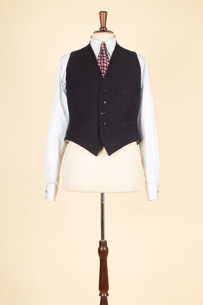 SWEDISH 1930S DARK BLUE THREE PIECE SINGLE BREASTED PEAK LAPEL SUIT. SIZE CA EU 46-48