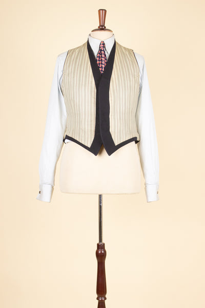 SWEDISH 1930S DARK BLUE THREE PIECE SINGLE BREASTED PEAK LAPEL SUIT. SIZE CA EU 46-48