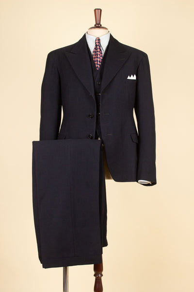 SWEDISH 1930S DARK BLUE THREE PIECE SINGLE BREASTED PEAK LAPEL SUIT. SIZE CA EU 46-48
