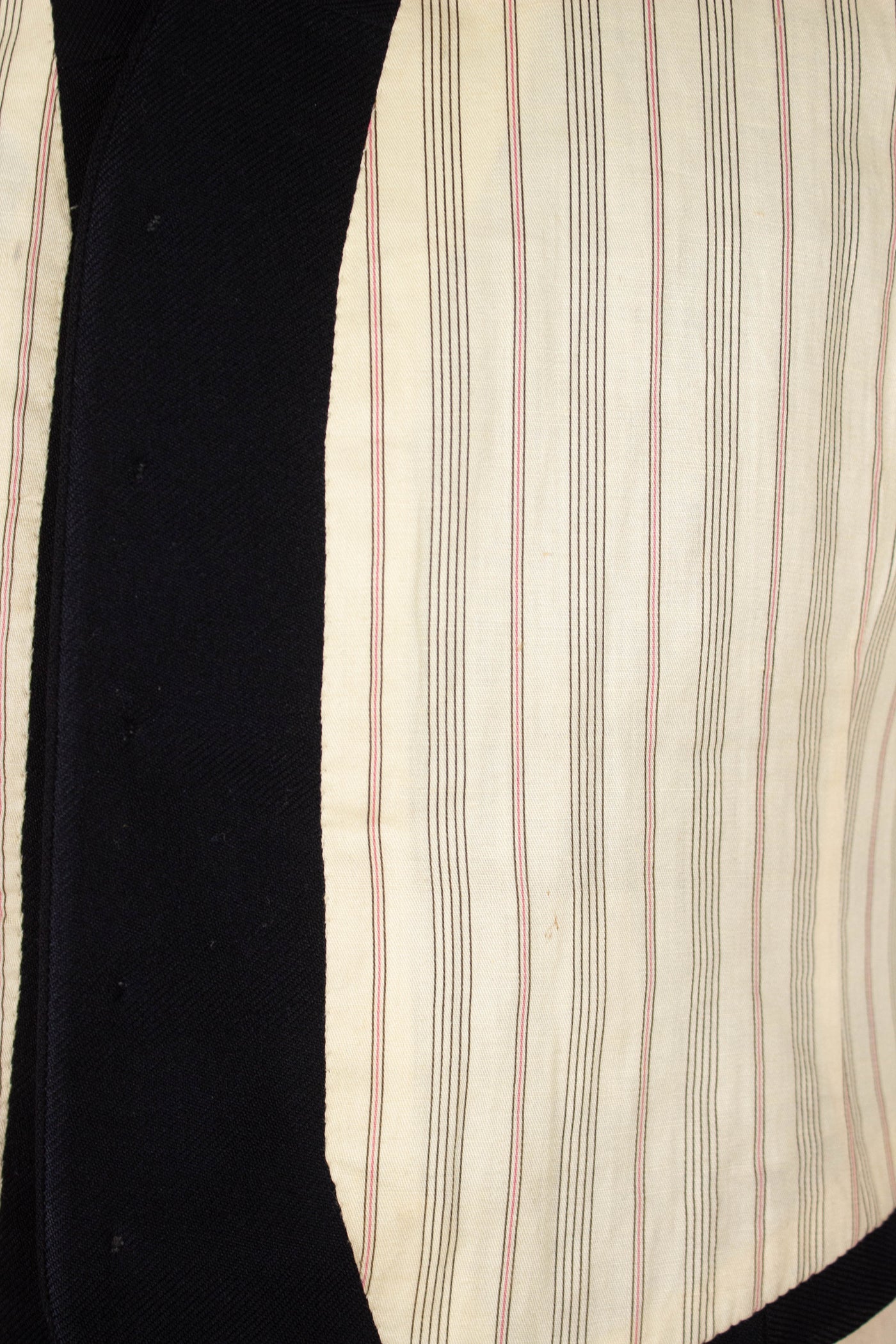SWEDISH 1930S DARK BLUE THREE PIECE SINGLE BREASTED PEAK LAPEL SUIT. SIZE CA EU 46-48