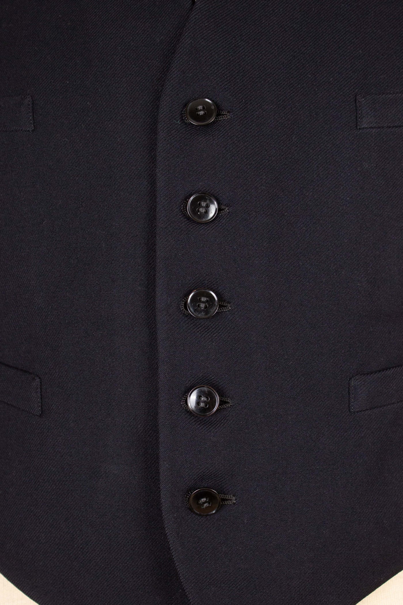 SWEDISH 1930S DARK BLUE THREE PIECE SINGLE BREASTED PEAK LAPEL SUIT. SIZE CA EU 46-48
