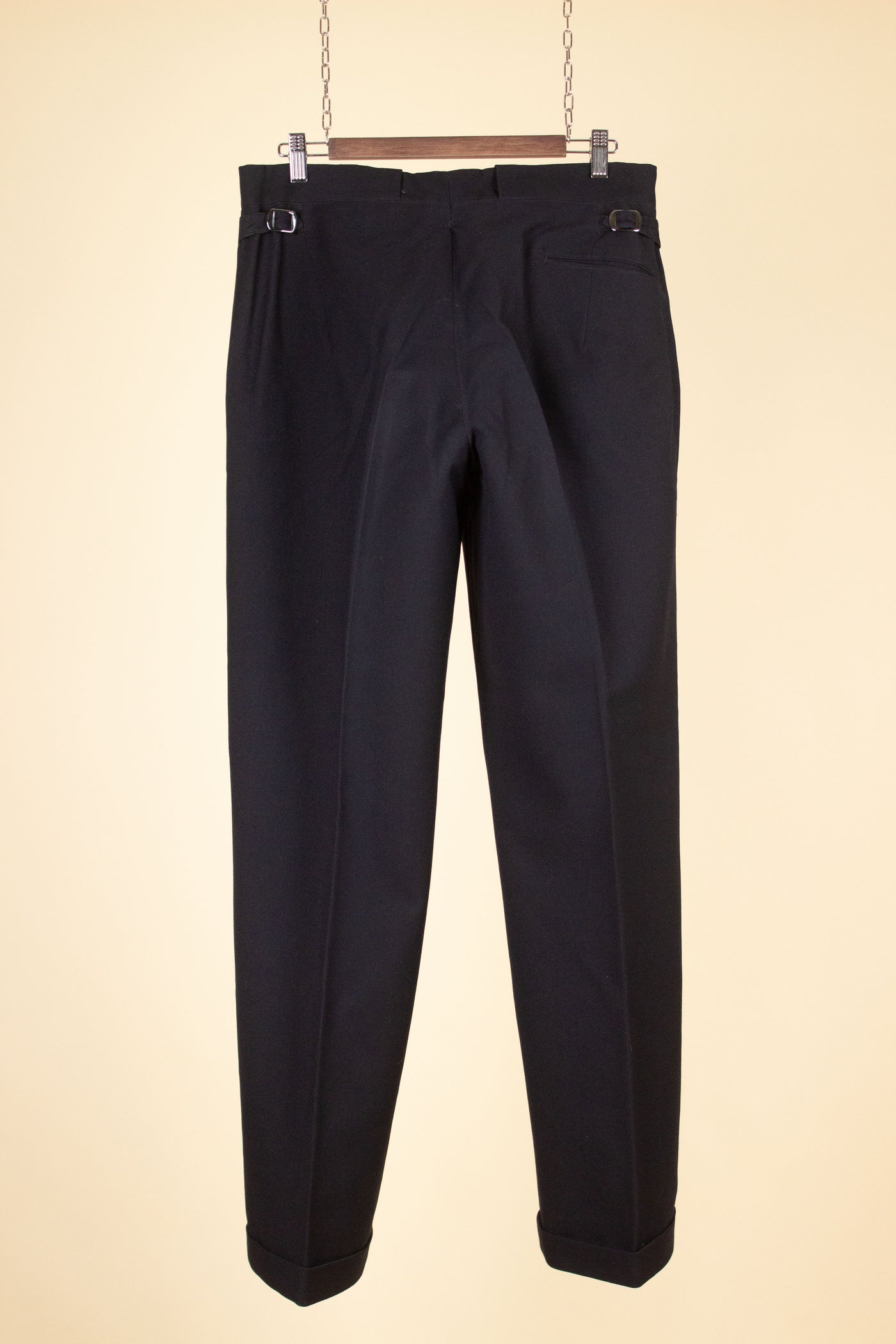 SWEDISH 1930S DARK BLUE THREE PIECE SINGLE BREASTED PEAK LAPEL SUIT. SIZE CA EU 46-48