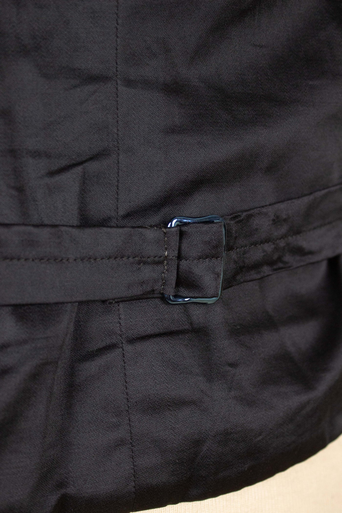 SWEDISH 1930S DARK BLUE THREE PIECE SINGLE BREASTED PEAK LAPEL SUIT. SIZE CA EU 46-48