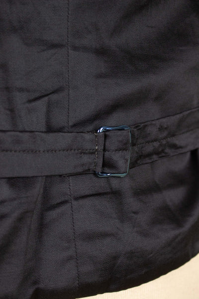 SWEDISH 1930S DARK BLUE THREE PIECE SINGLE BREASTED PEAK LAPEL SUIT. SIZE CA EU 46-48