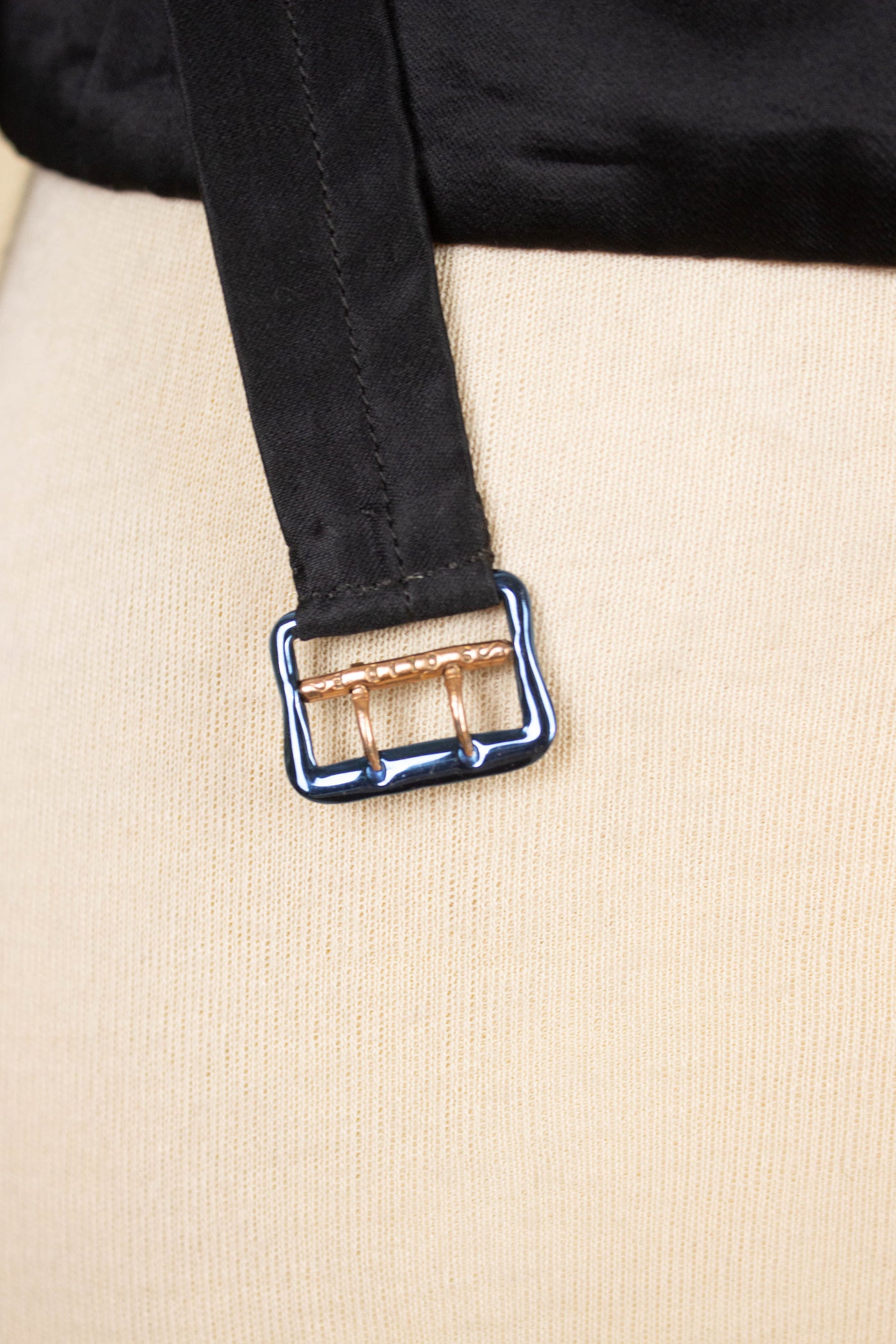 SWEDISH 1930S DARK BLUE THREE PIECE SINGLE BREASTED PEAK LAPEL SUIT. SIZE CA EU 46-48