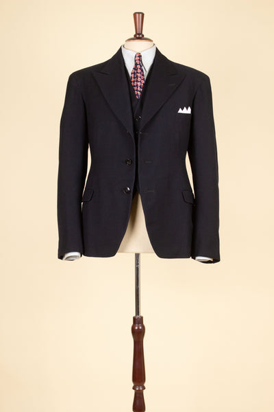 SWEDISH 1930S DARK BLUE THREE PIECE SINGLE BREASTED PEAK LAPEL SUIT. SIZE CA EU 46-48