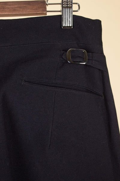 SWEDISH 1930S DARK BLUE THREE PIECE SINGLE BREASTED PEAK LAPEL SUIT. SIZE CA EU 46-48