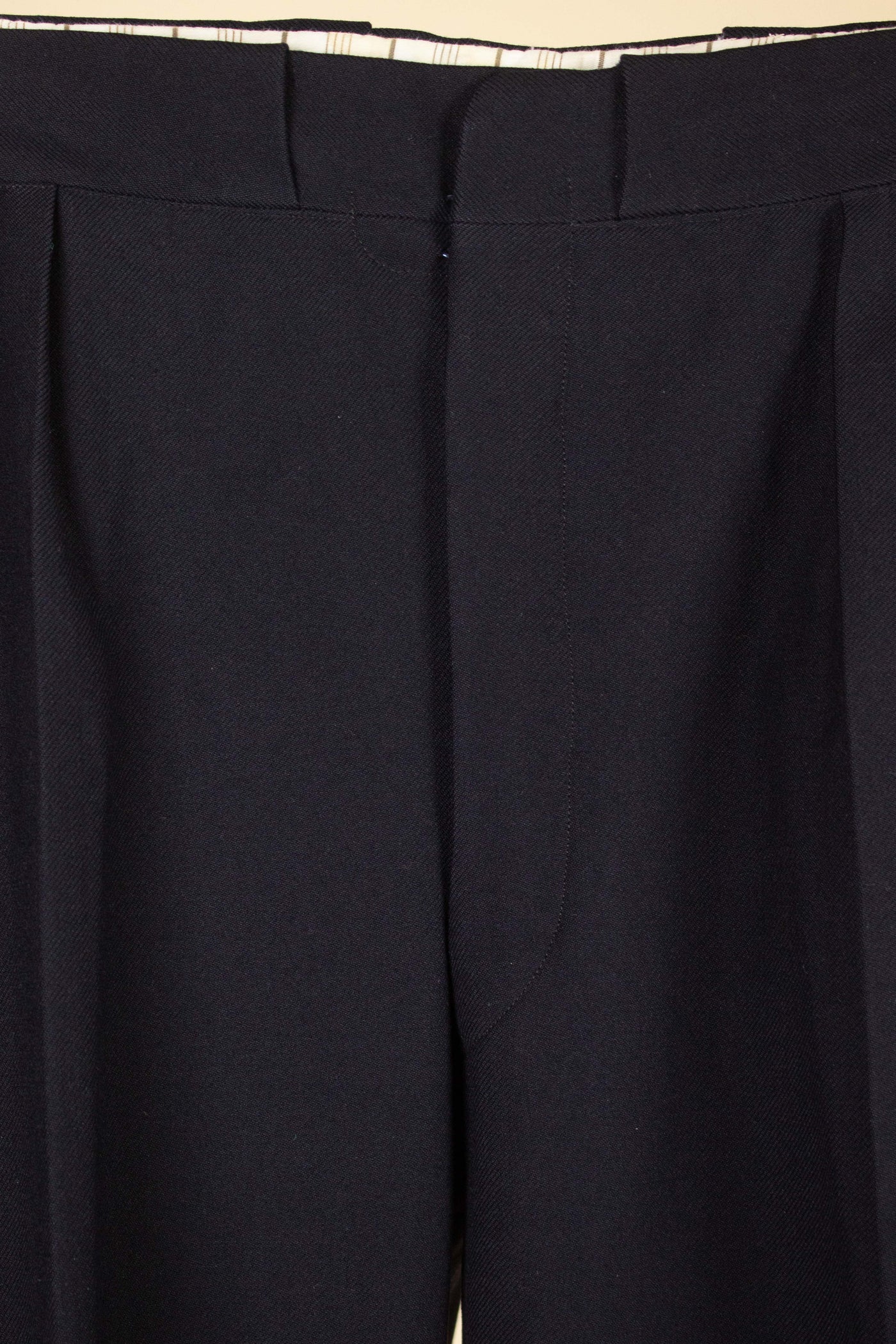 SWEDISH 1930S DARK BLUE THREE PIECE SINGLE BREASTED PEAK LAPEL SUIT. SIZE CA EU 46-48