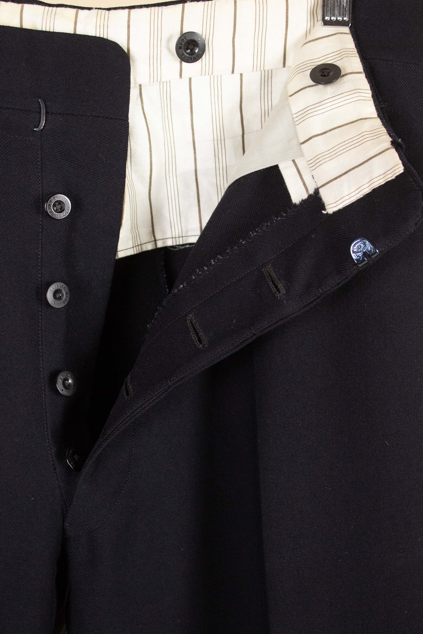 SWEDISH 1930S DARK BLUE THREE PIECE SINGLE BREASTED PEAK LAPEL SUIT. SIZE CA EU 46-48