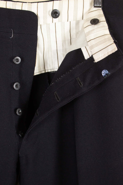 SWEDISH 1930S DARK BLUE THREE PIECE SINGLE BREASTED PEAK LAPEL SUIT. SIZE CA EU 46-48