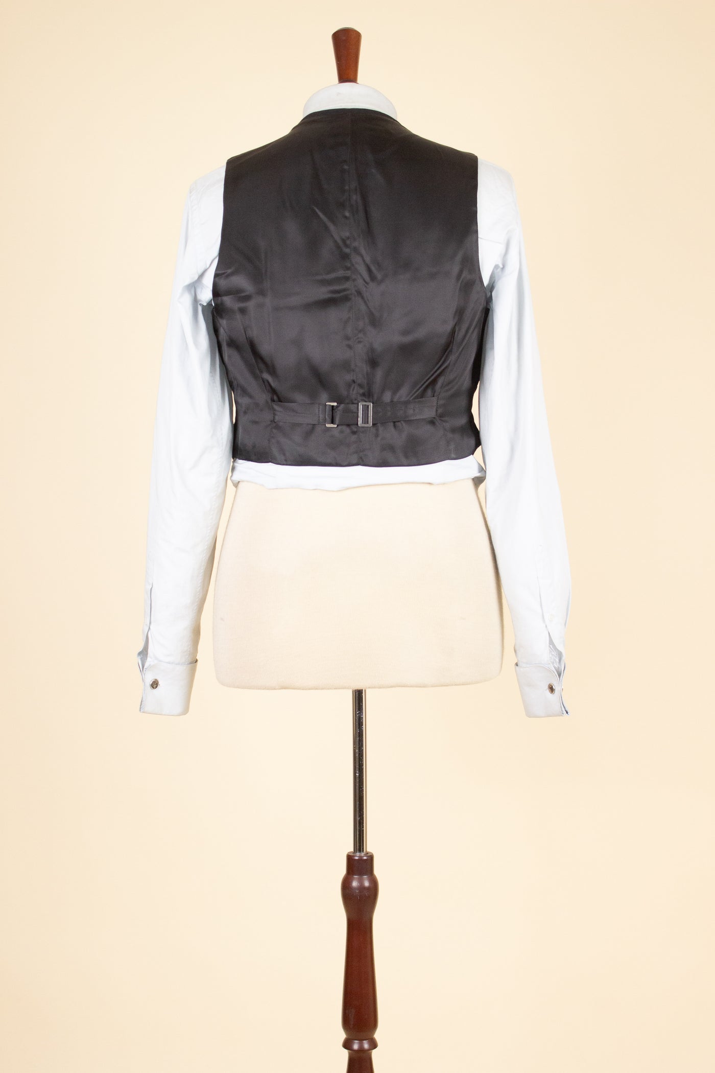 SWEDISH 1940S BLACK THREE PIECE SUIT BY SVENSK-ENGELSKA SKRÄDDERIET. SIZE CA EU 44-46