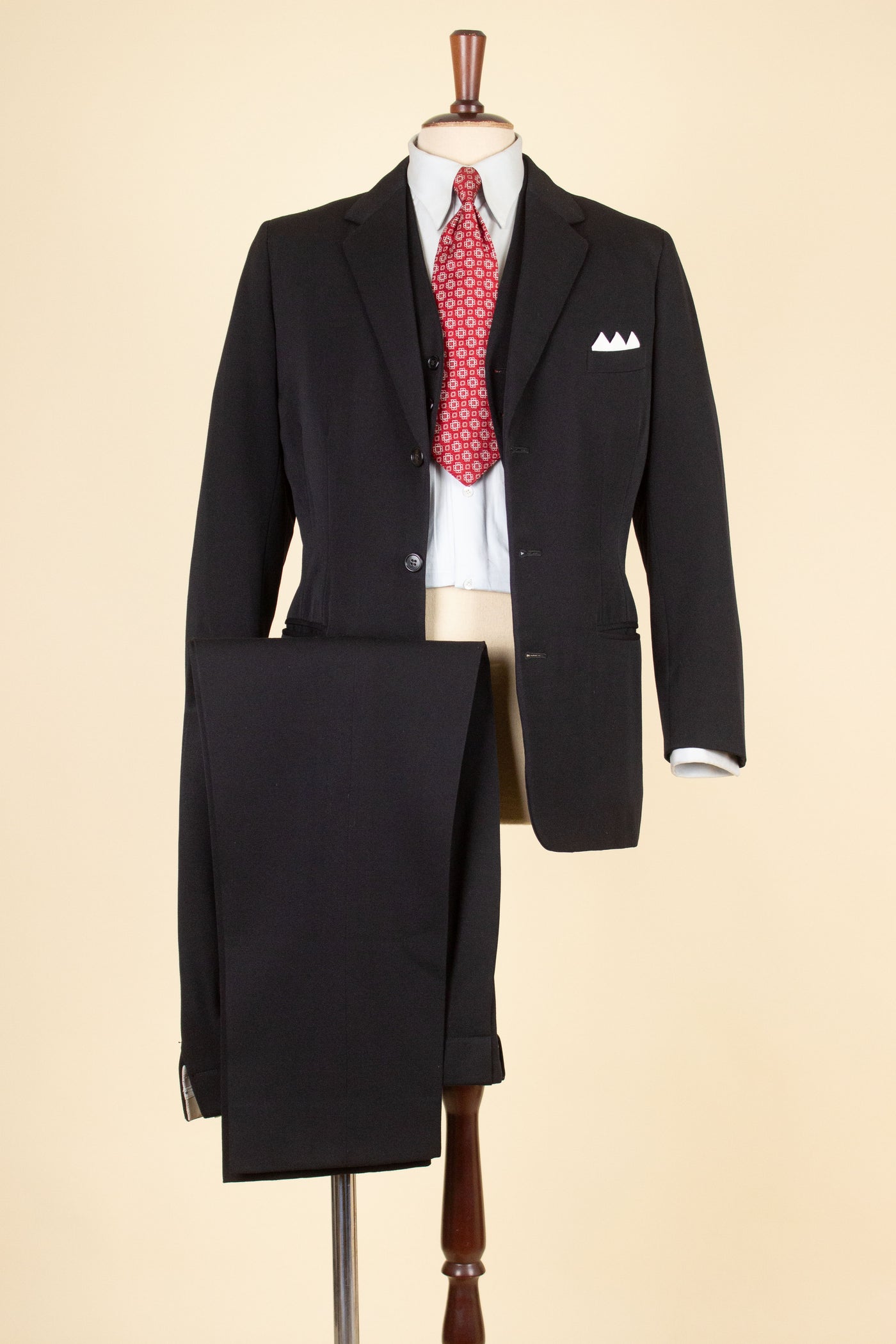SWEDISH 1940S BLACK THREE PIECE SUIT BY SVENSK-ENGELSKA SKRÄDDERIET. SIZE CA EU 44-46