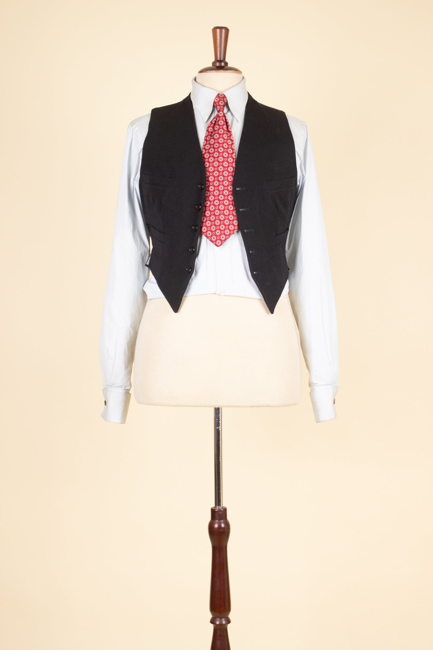 SWEDISH 1940S BLACK THREE PIECE SUIT BY SVENSK-ENGELSKA SKRÄDDERIET. SIZE CA EU 44-46