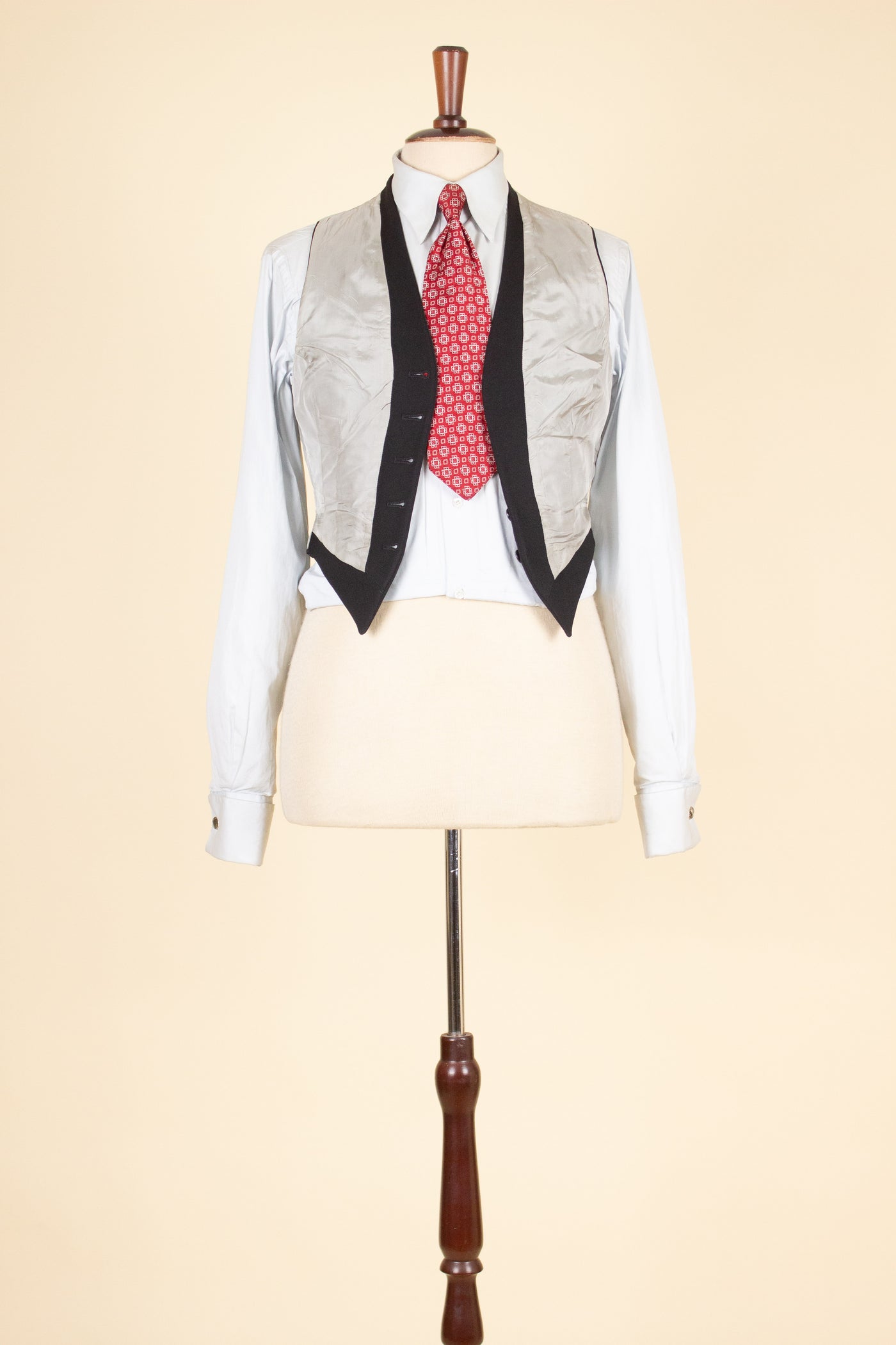 SWEDISH 1940S BLACK THREE PIECE SUIT BY SVENSK-ENGELSKA SKRÄDDERIET. SIZE CA EU 44-46
