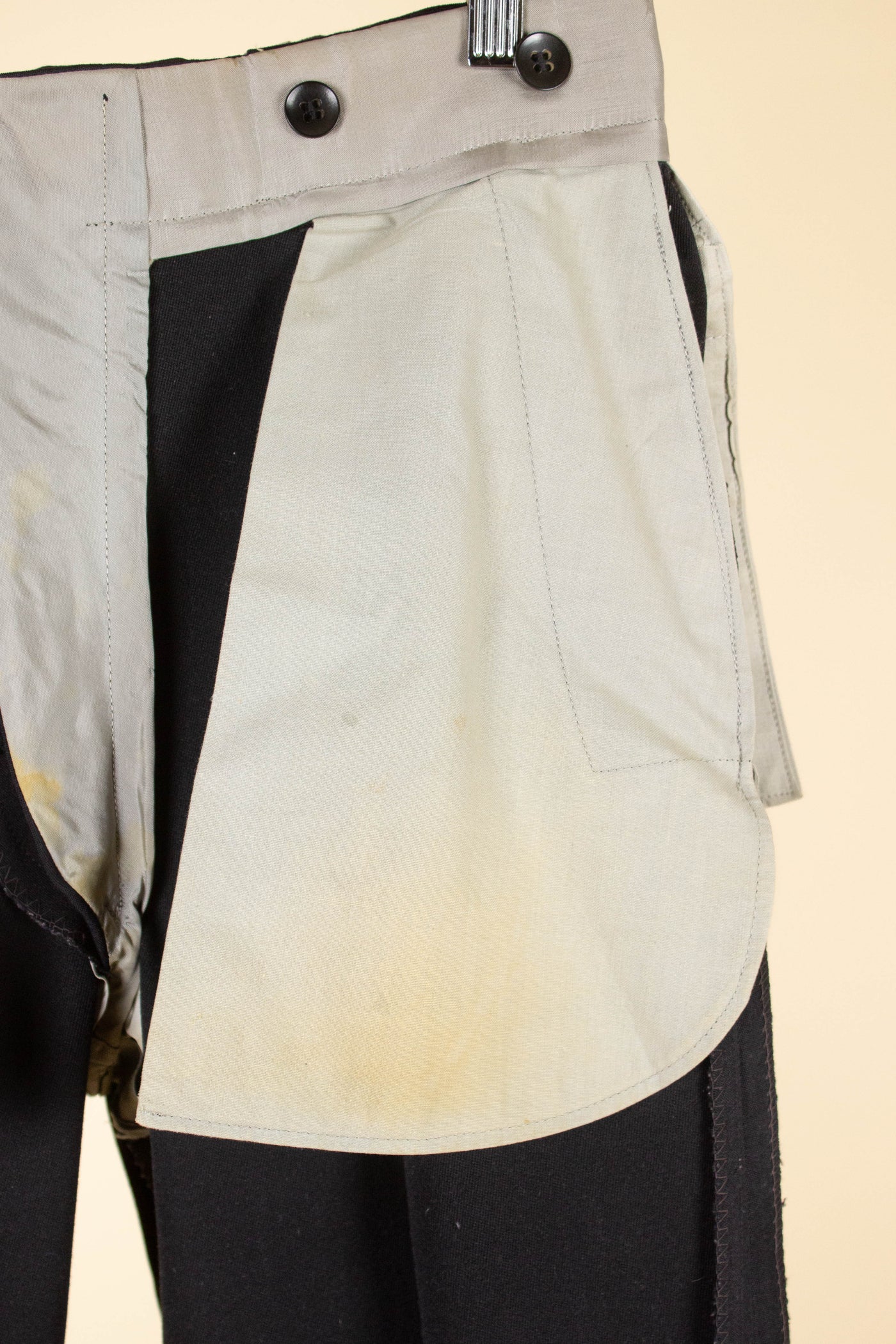 SWEDISH 1940S BLACK THREE PIECE SUIT BY SVENSK-ENGELSKA SKRÄDDERIET. SIZE CA EU 44-46