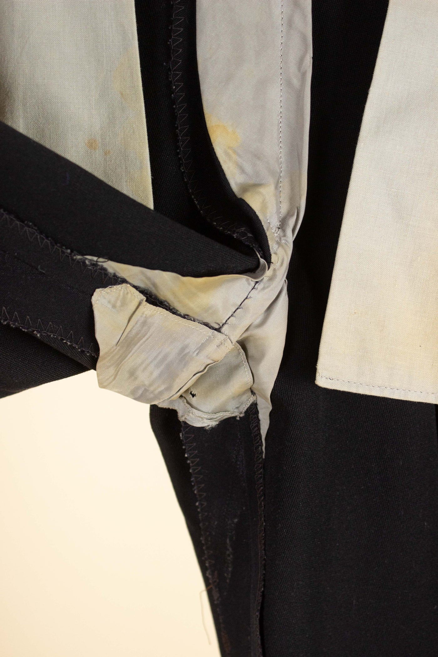 SWEDISH 1940S BLACK THREE PIECE SUIT BY SVENSK-ENGELSKA SKRÄDDERIET. SIZE CA EU 44-46