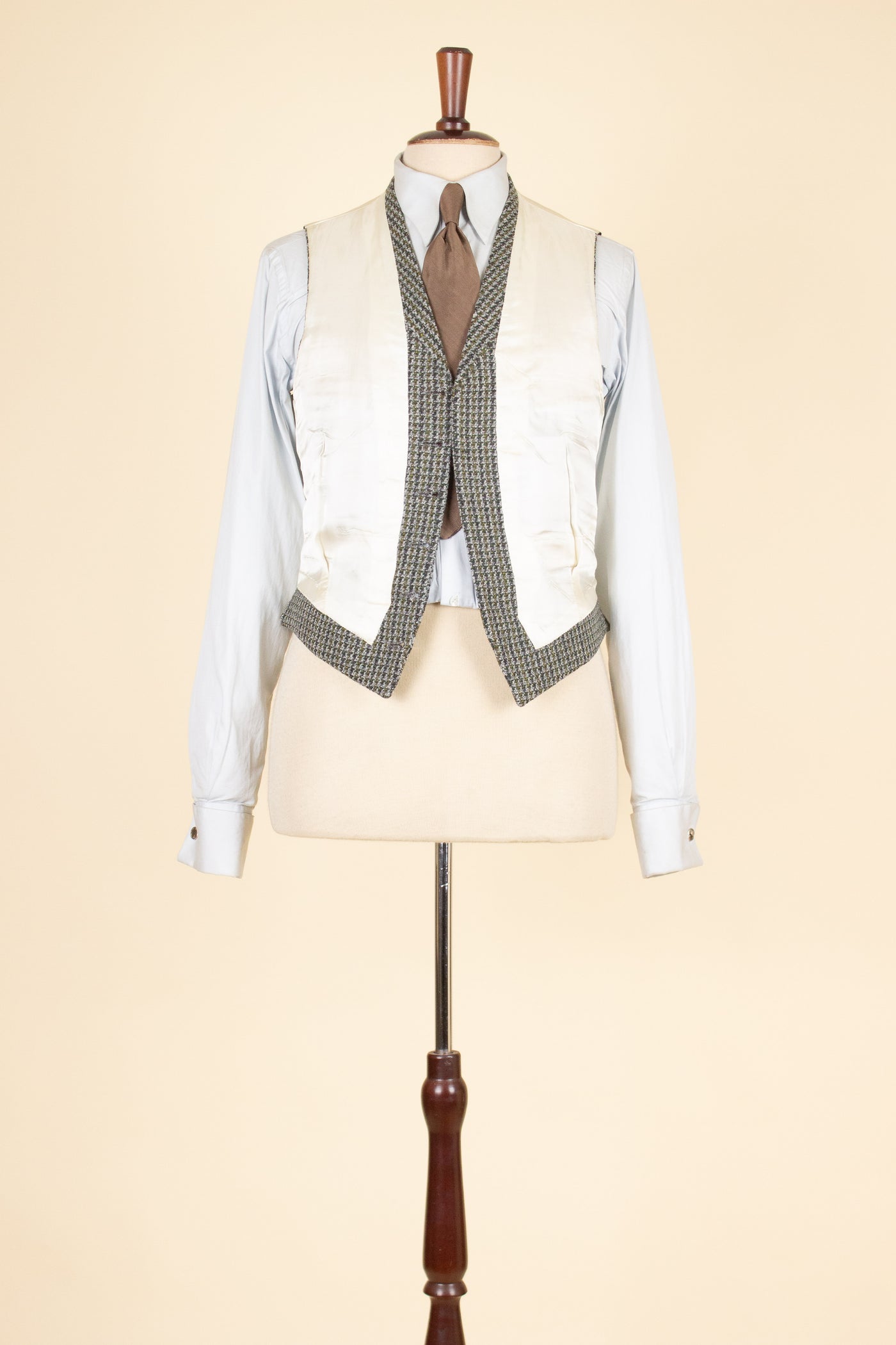 BRITISH 1960S GREY/YELLOW/GREEN PATTERNED THREE PIECE HARRIS TWEED SUIT. SIZE CA EU 44-46