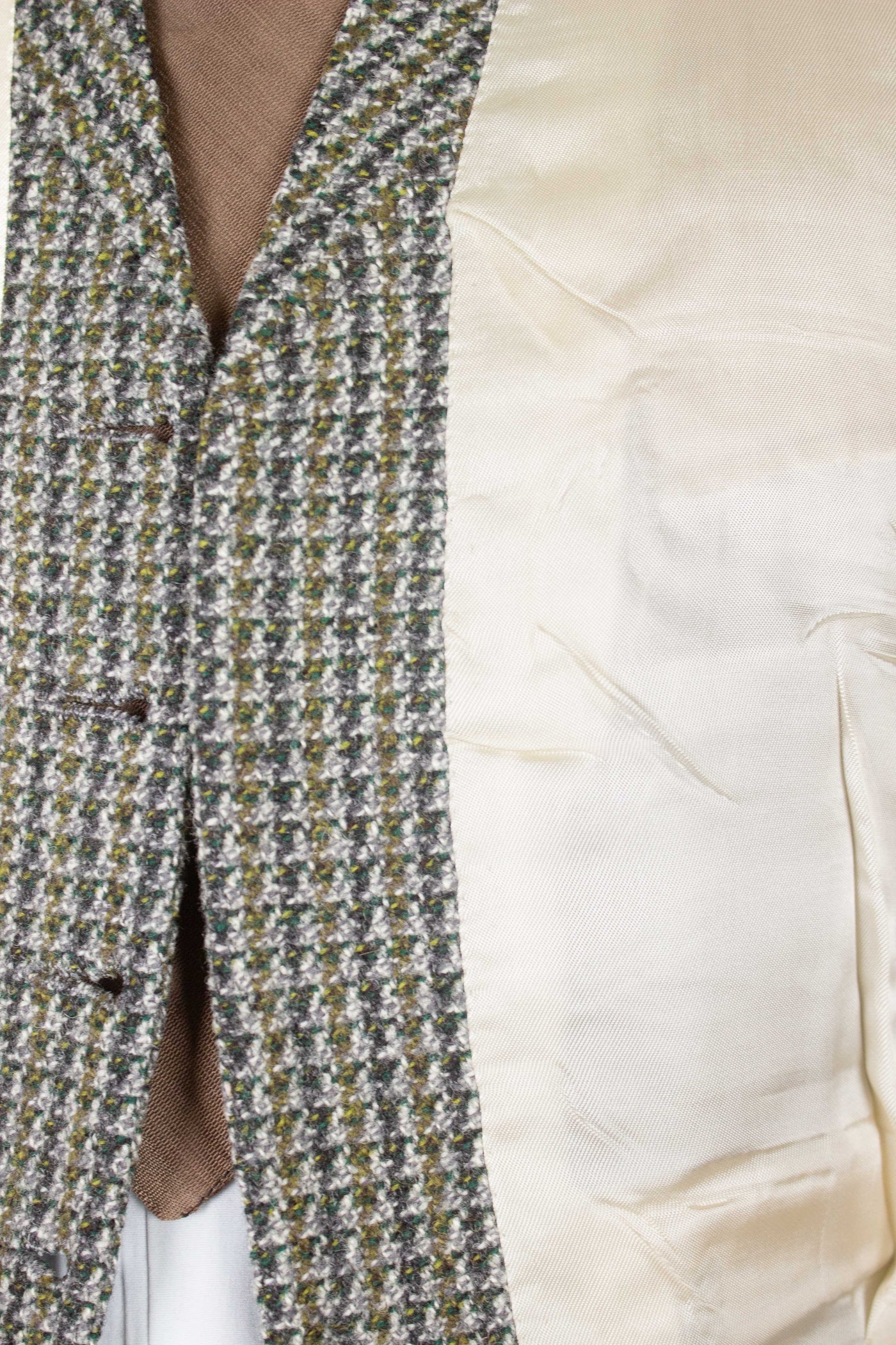 BRITISH 1960S GREY/YELLOW/GREEN PATTERNED THREE PIECE HARRIS TWEED SUIT. SIZE CA EU 44-46