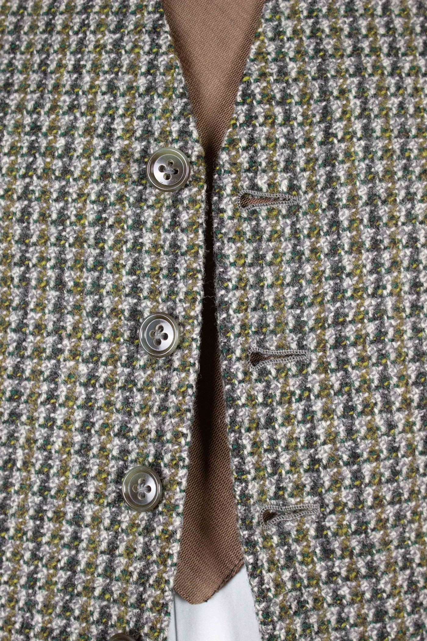 BRITISH 1960S GREY/YELLOW/GREEN PATTERNED THREE PIECE HARRIS TWEED SUIT. SIZE CA EU 44-46