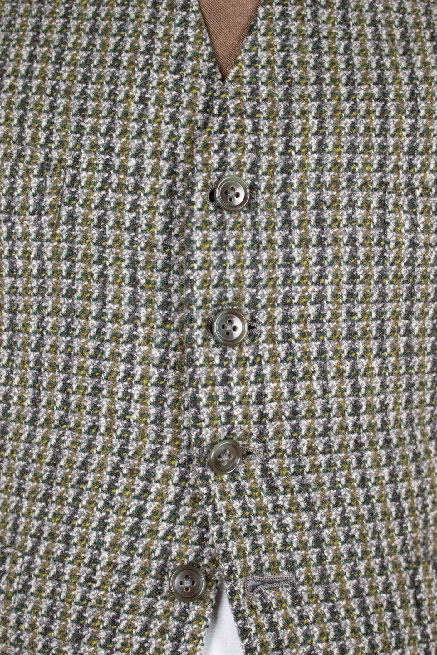 BRITISH 1960S GREY/YELLOW/GREEN PATTERNED THREE PIECE HARRIS TWEED SUIT. SIZE CA EU 44-46