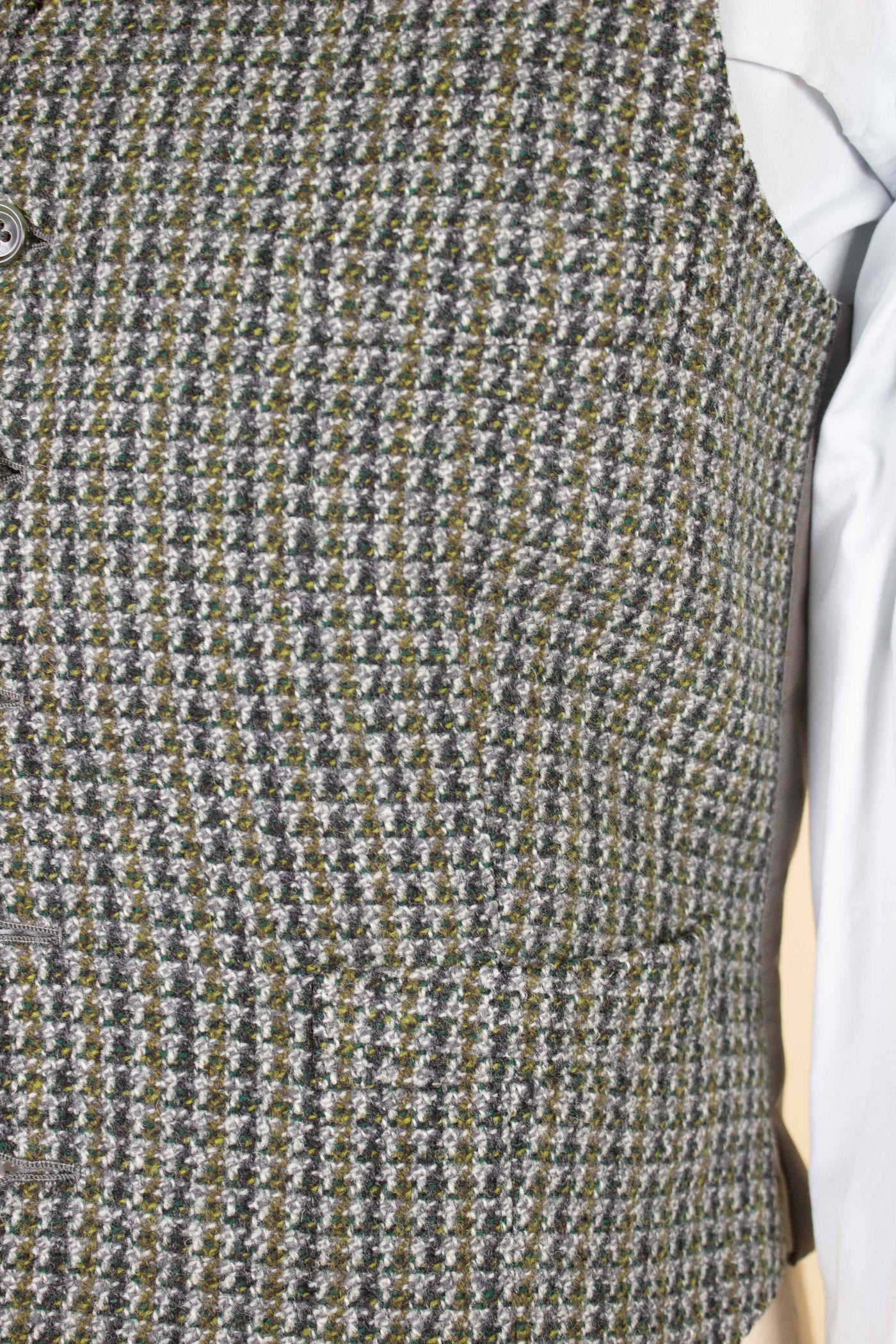 BRITISH 1960S GREY/YELLOW/GREEN PATTERNED THREE PIECE HARRIS TWEED SUIT. SIZE CA EU 44-46