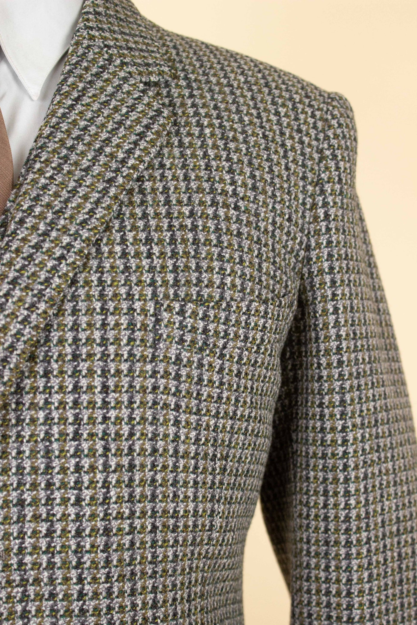 BRITISH 1960S GREY/YELLOW/GREEN PATTERNED THREE PIECE HARRIS TWEED SUIT. SIZE CA EU 44-46