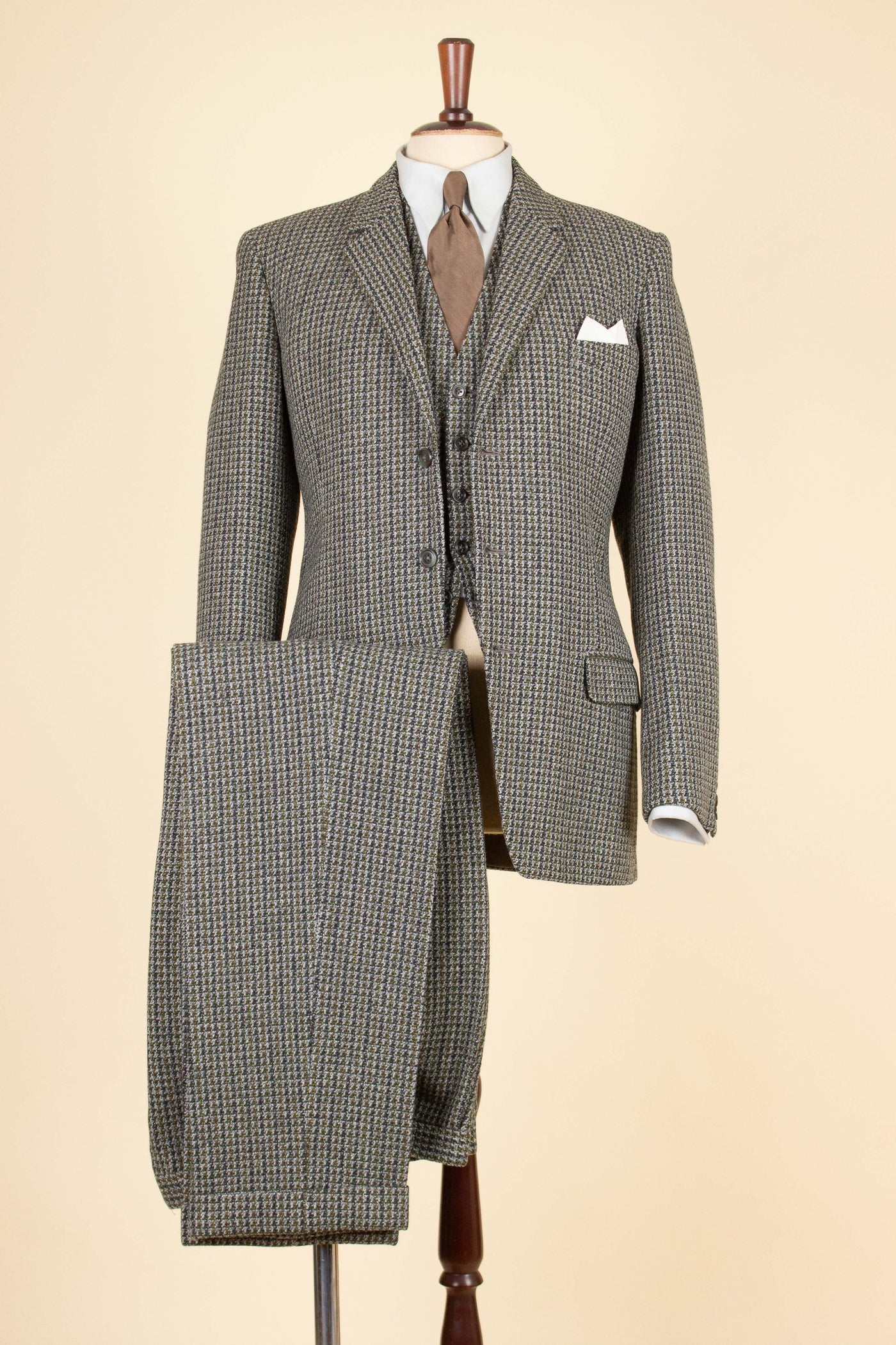 BRITISH 1960S GREY/YELLOW/GREEN PATTERNED THREE PIECE HARRIS TWEED SUIT. SIZE CA EU 44-46