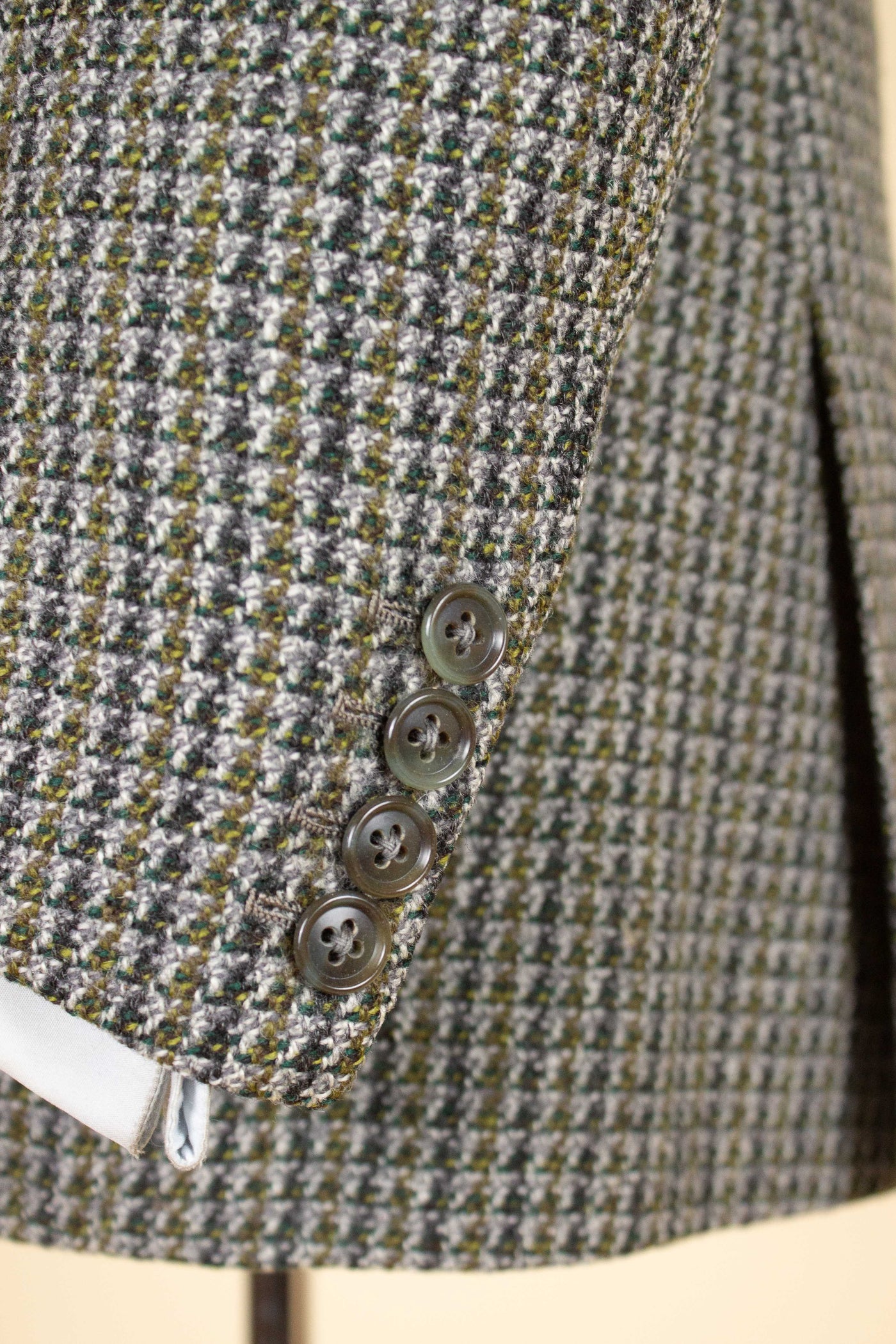 BRITISH 1960S GREY/YELLOW/GREEN PATTERNED THREE PIECE HARRIS TWEED SUIT. SIZE CA EU 44-46