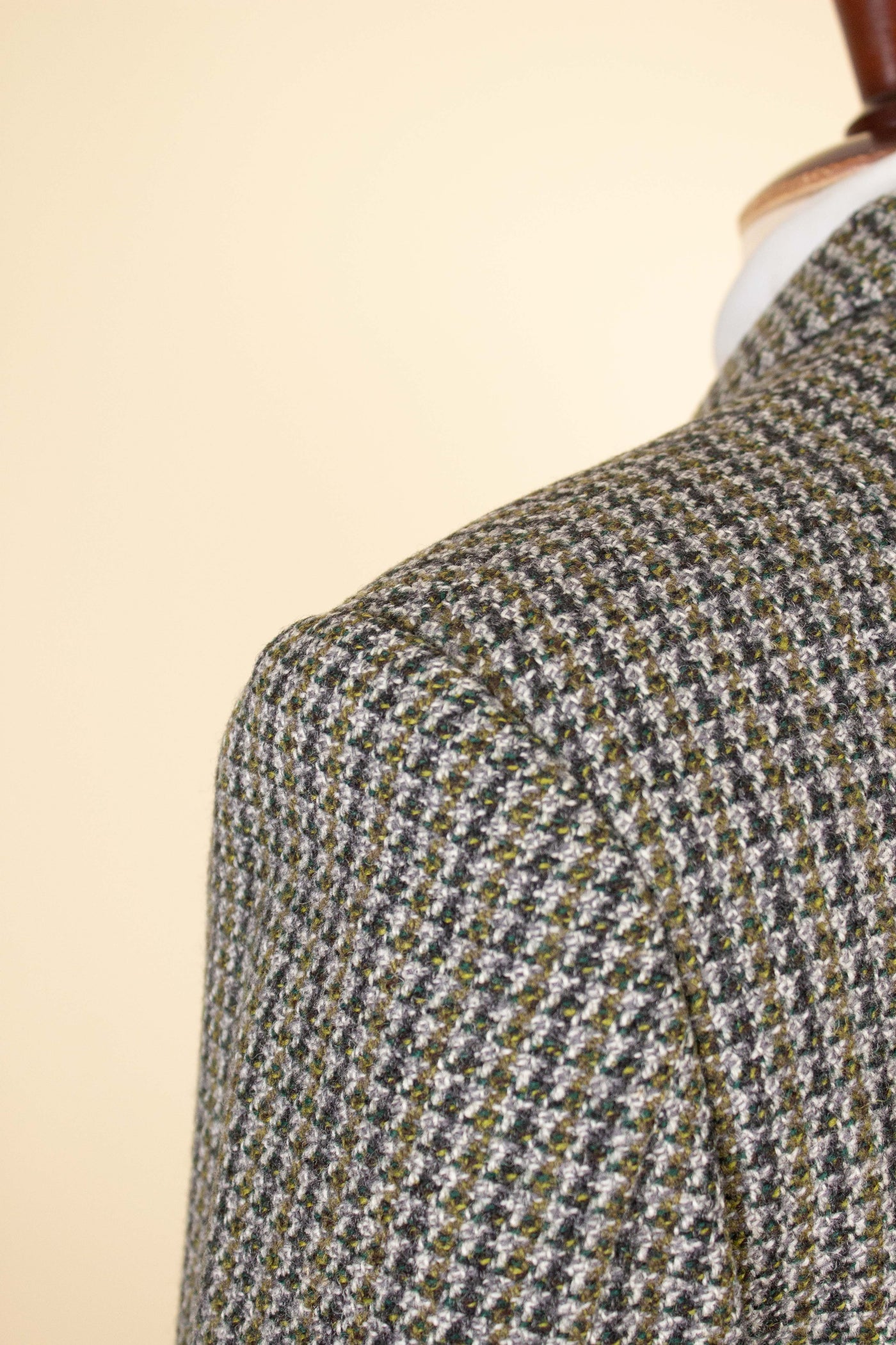 BRITISH 1960S GREY/YELLOW/GREEN PATTERNED THREE PIECE HARRIS TWEED SUIT. SIZE CA EU 44-46