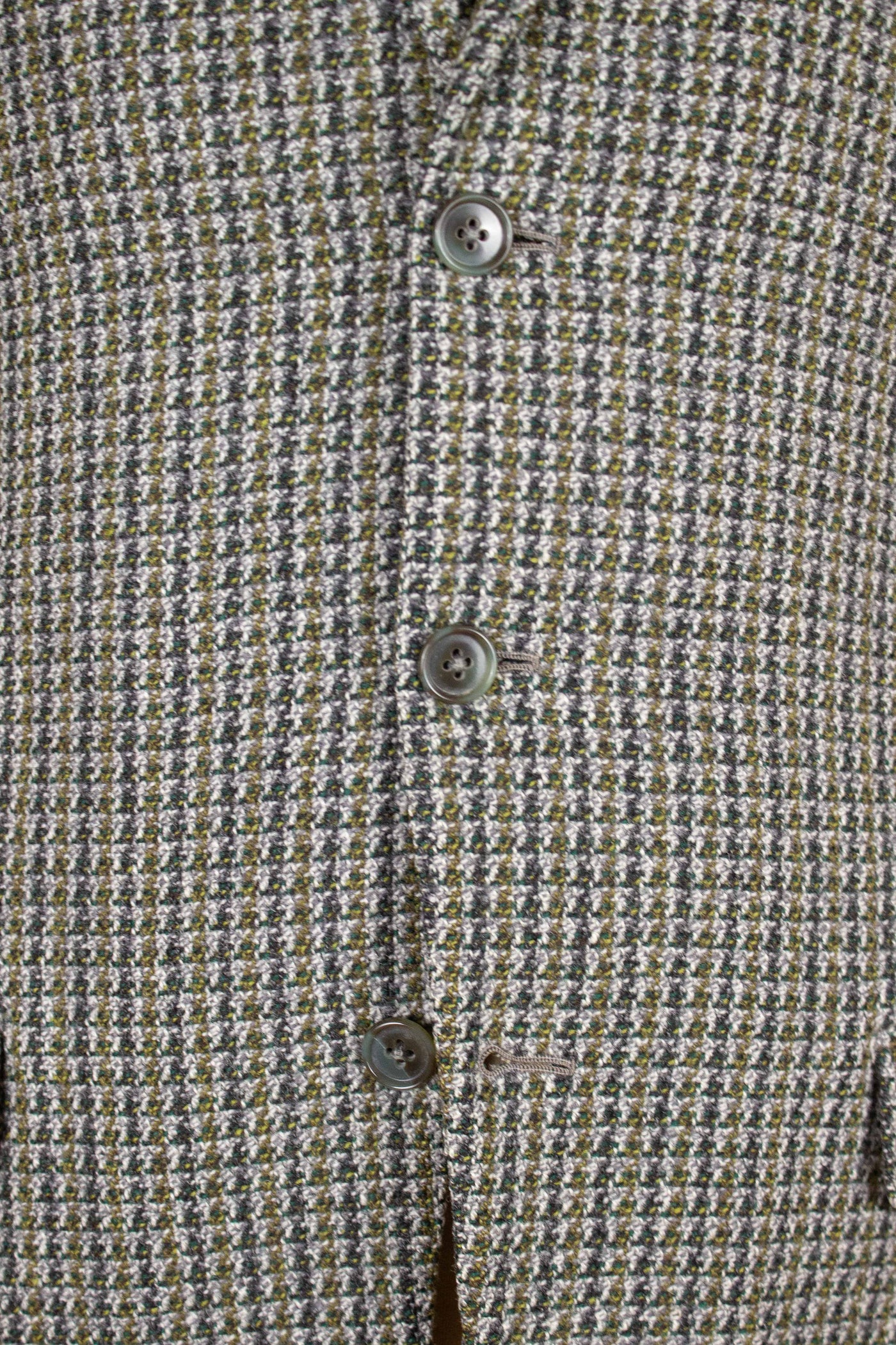 BRITISH 1960S GREY/YELLOW/GREEN PATTERNED THREE PIECE HARRIS TWEED SUIT. SIZE CA EU 44-46