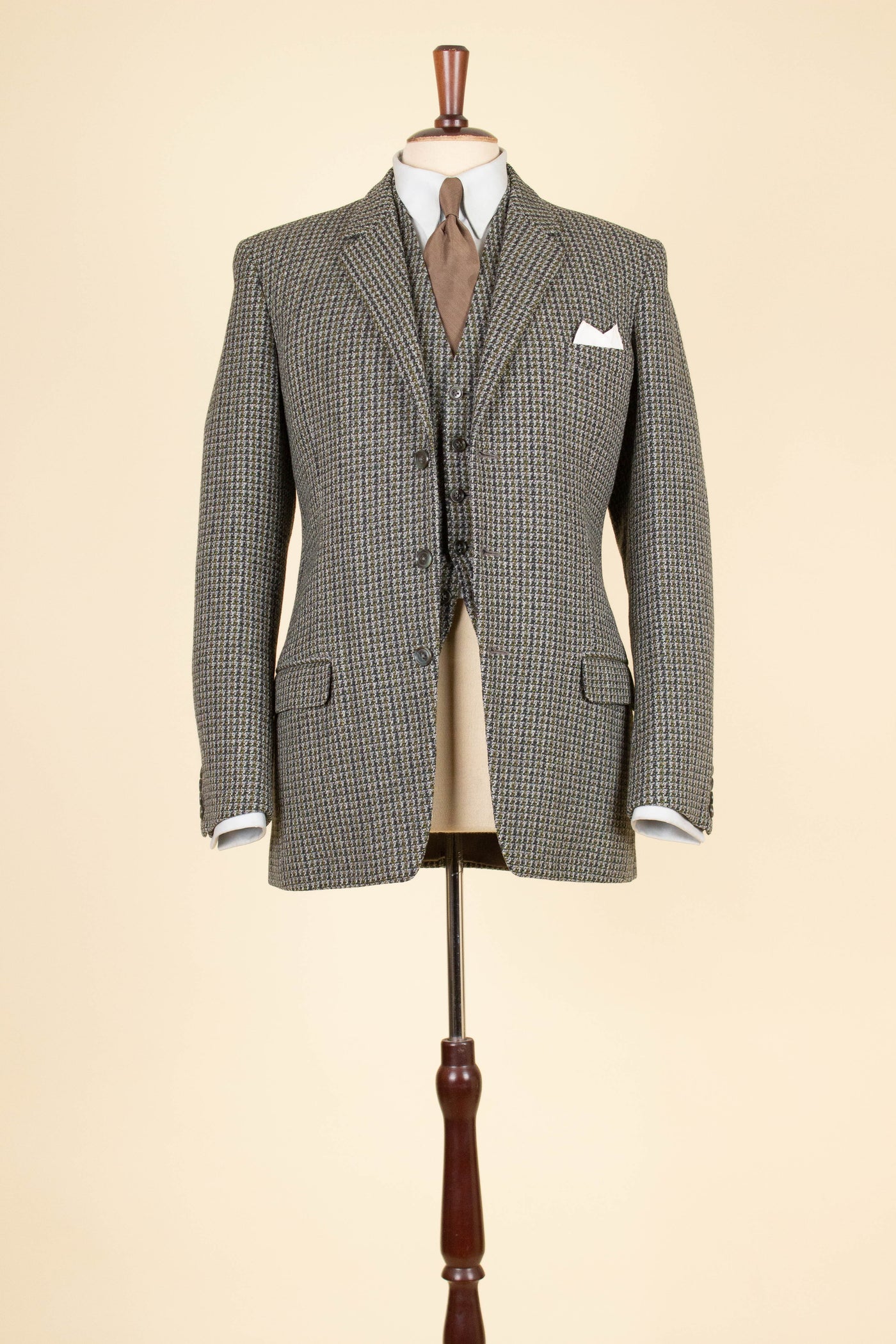 BRITISH 1960S GREY/YELLOW/GREEN PATTERNED THREE PIECE HARRIS TWEED SUIT. SIZE CA EU 44-46