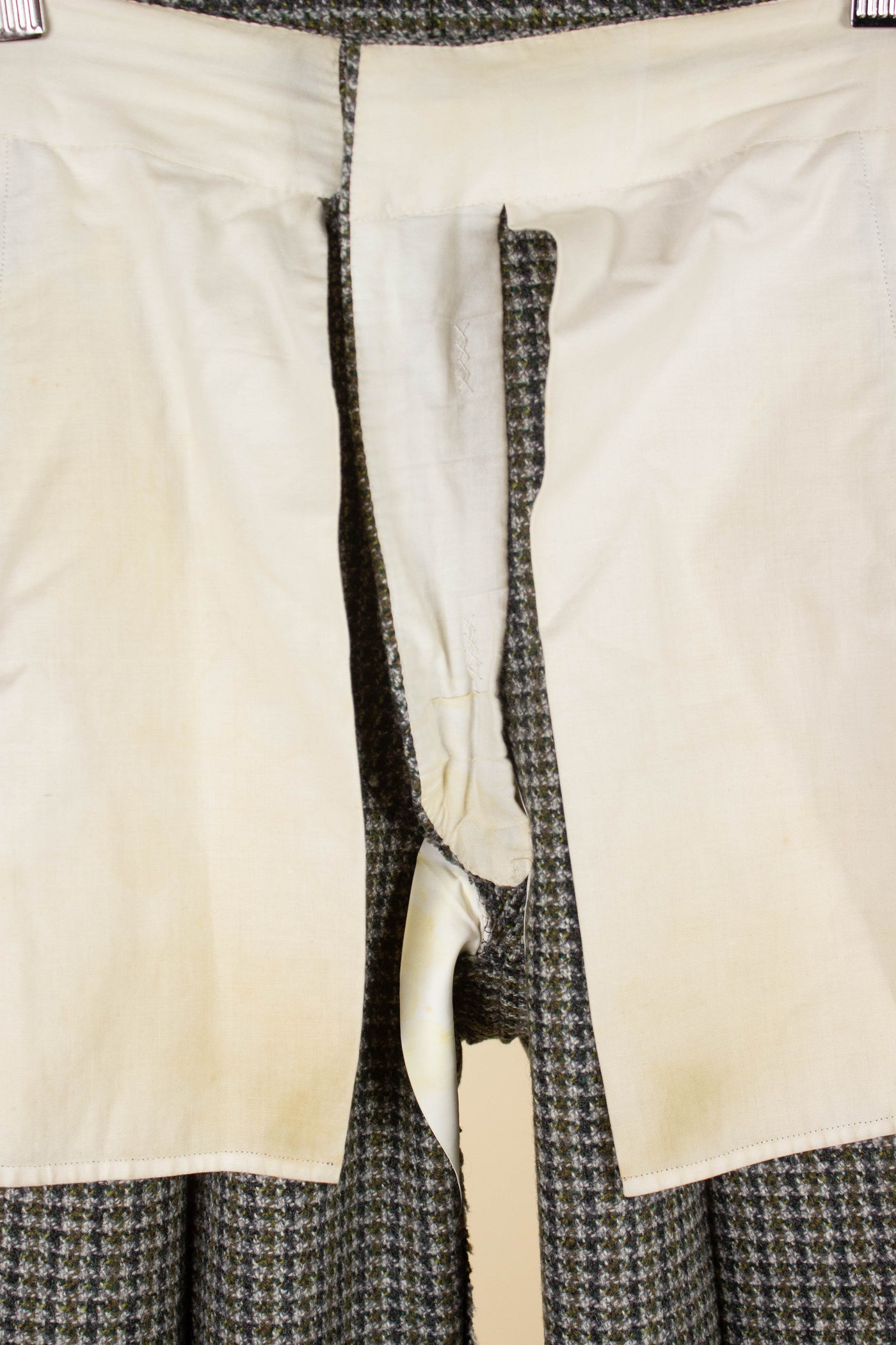 BRITISH 1960S GREY/YELLOW/GREEN PATTERNED THREE PIECE HARRIS TWEED SUIT. SIZE CA EU 44-46