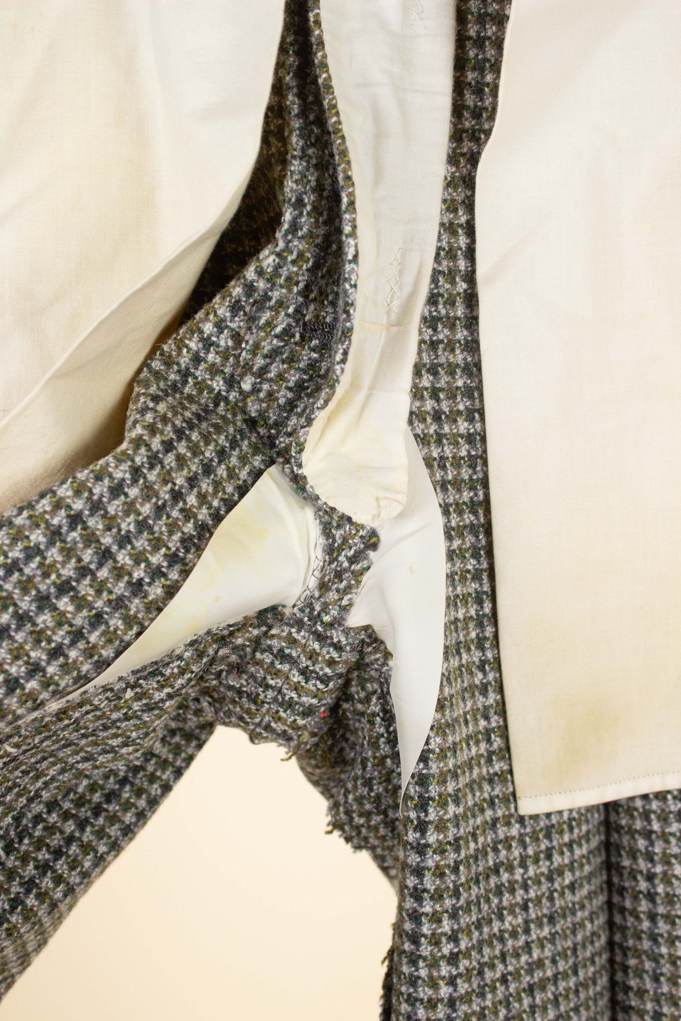 BRITISH 1960S GREY/YELLOW/GREEN PATTERNED THREE PIECE HARRIS TWEED SUIT. SIZE CA EU 44-46