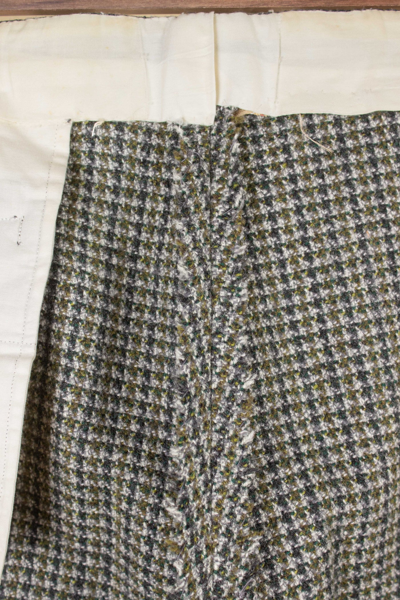 BRITISH 1960S GREY/YELLOW/GREEN PATTERNED THREE PIECE HARRIS TWEED SUIT. SIZE CA EU 44-46