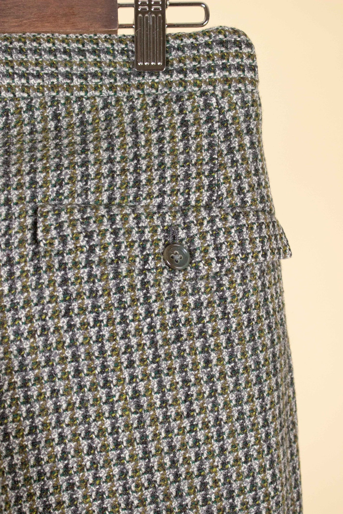 BRITISH 1960S GREY/YELLOW/GREEN PATTERNED THREE PIECE HARRIS TWEED SUIT. SIZE CA EU 44-46