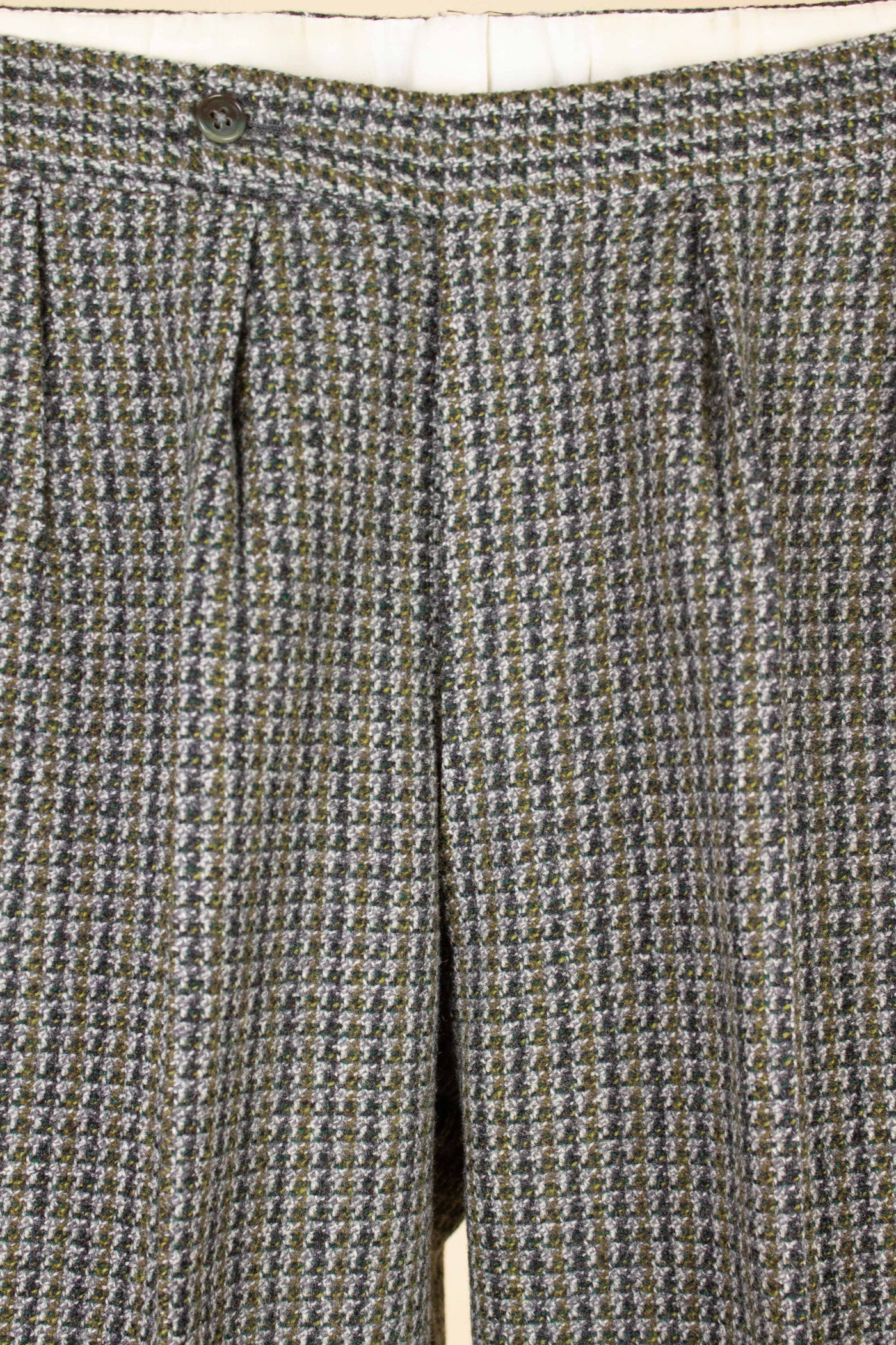BRITISH 1960S GREY/YELLOW/GREEN PATTERNED THREE PIECE HARRIS TWEED SUIT. SIZE CA EU 44-46