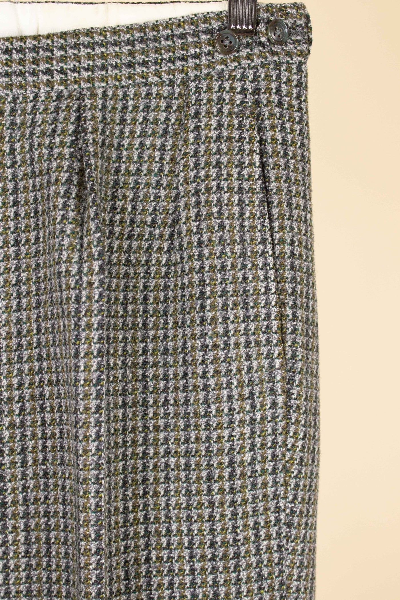 BRITISH 1960S GREY/YELLOW/GREEN PATTERNED THREE PIECE HARRIS TWEED SUIT. SIZE CA EU 44-46