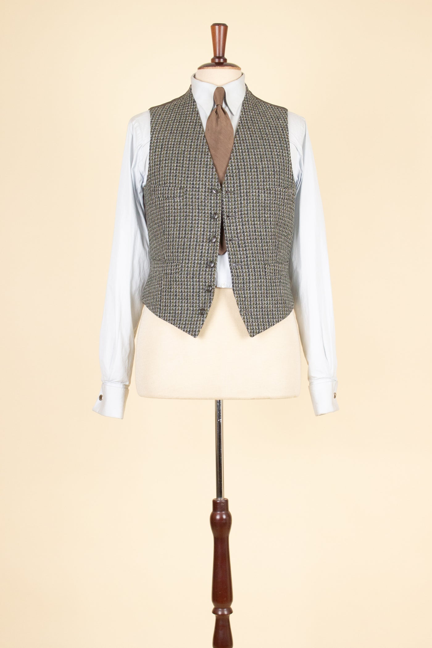 BRITISH 1960S GREY/YELLOW/GREEN PATTERNED THREE PIECE HARRIS TWEED SUIT. SIZE CA EU 44-46