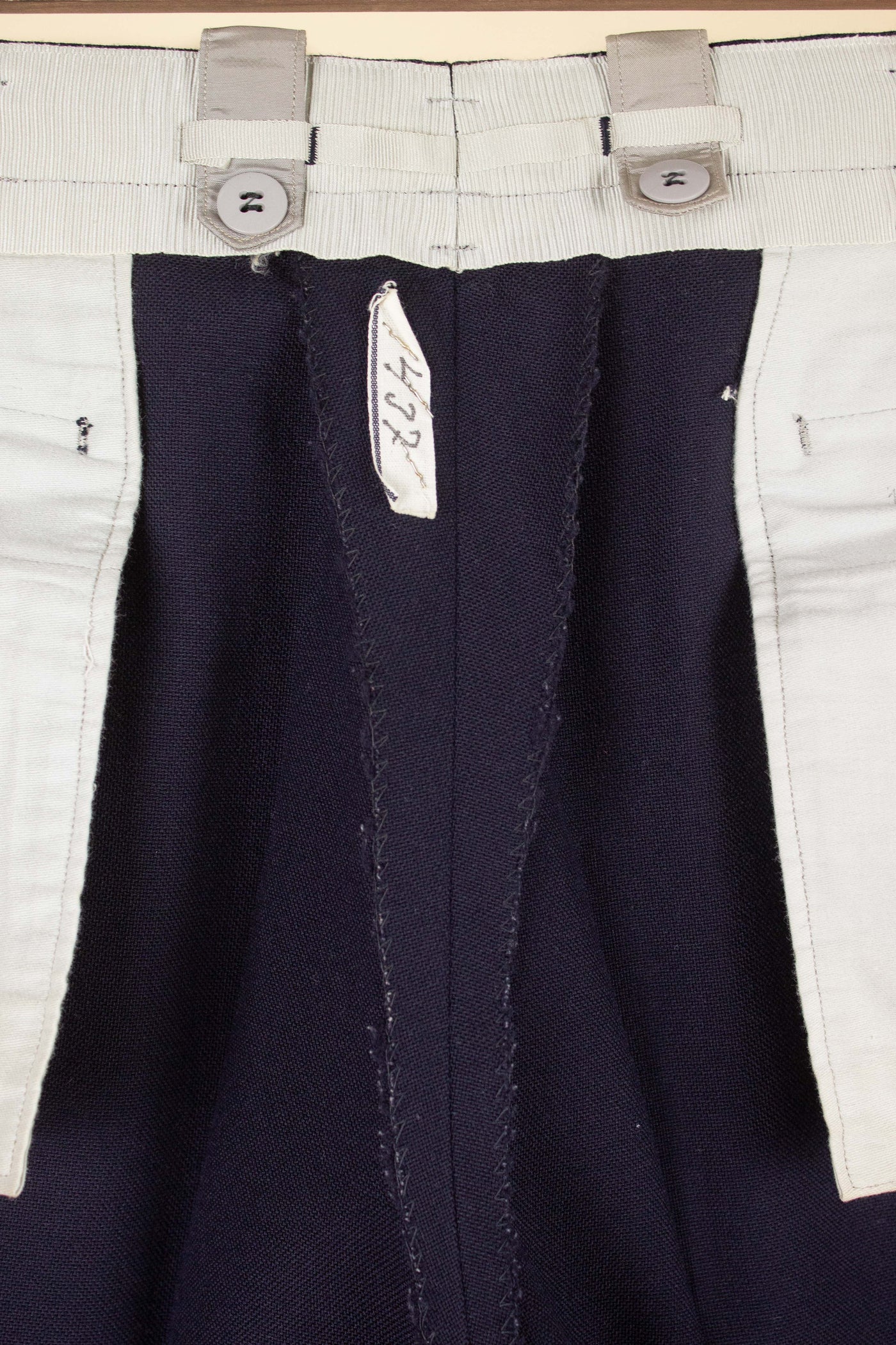 SWEDISH 1940S/1950S DARK BLUE SINGLE BREASTED TWO PIECE SUIT BY KABOM. SIZE CA EU 52